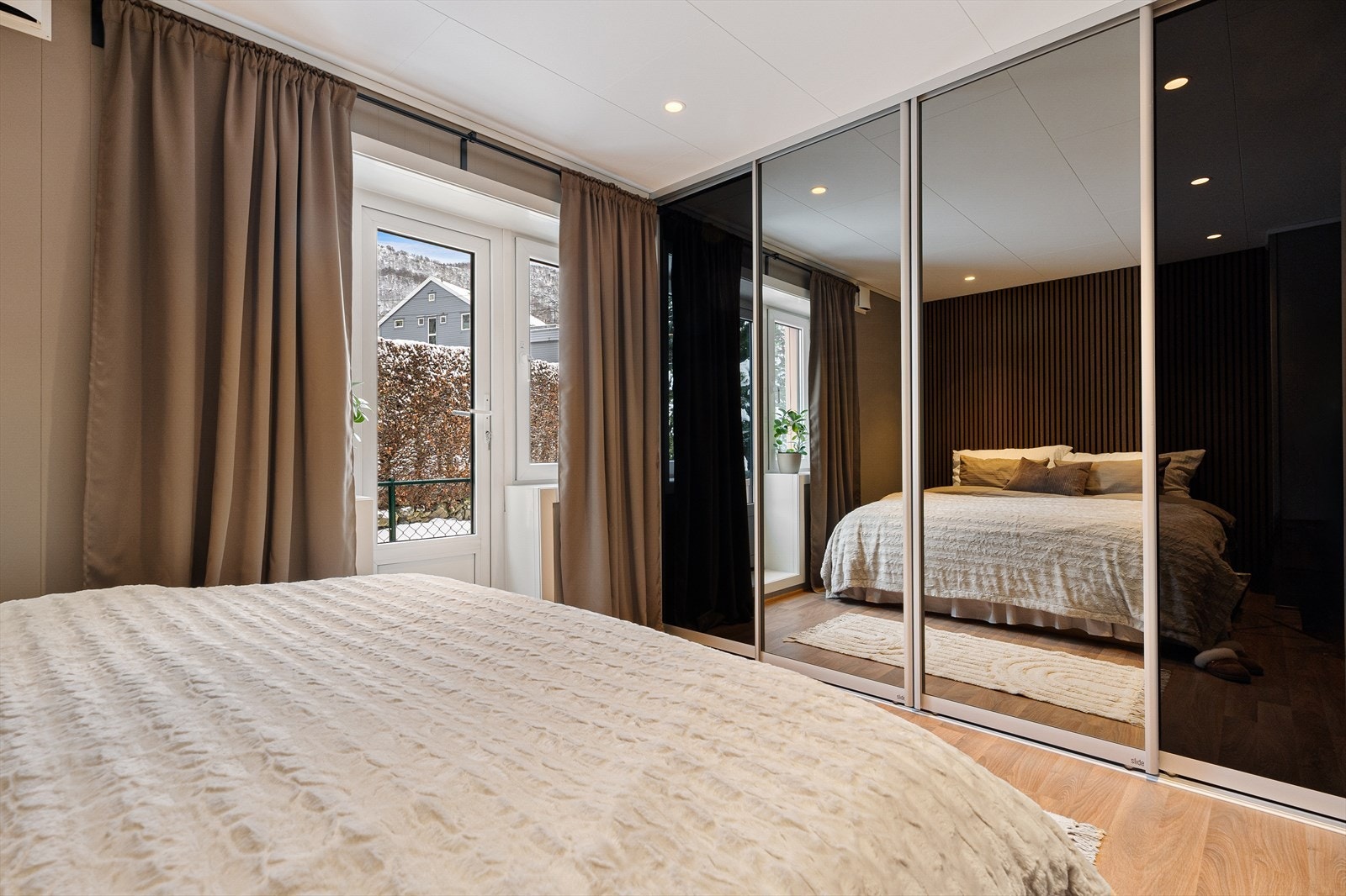 Praktisk skyvedørsgarderobe med gode oppbevaringsmuligheter! Galleribilde