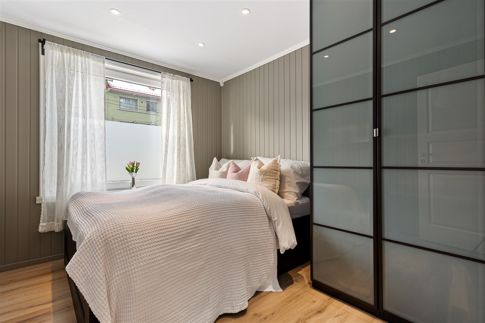 Soverom 2 har god plass til dobbeltseng med tilhørende skapmøblemenet! Galleribilde