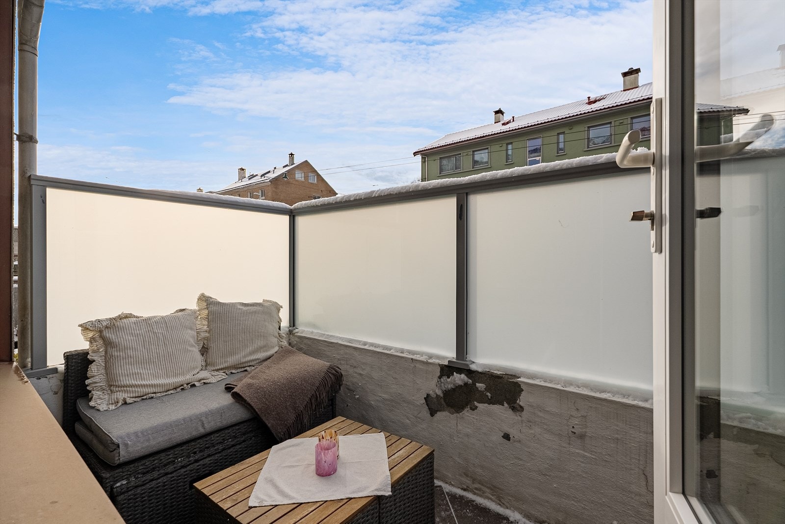 Leiligheten har en flott uteplass med utgang fra stue! Galleribilde