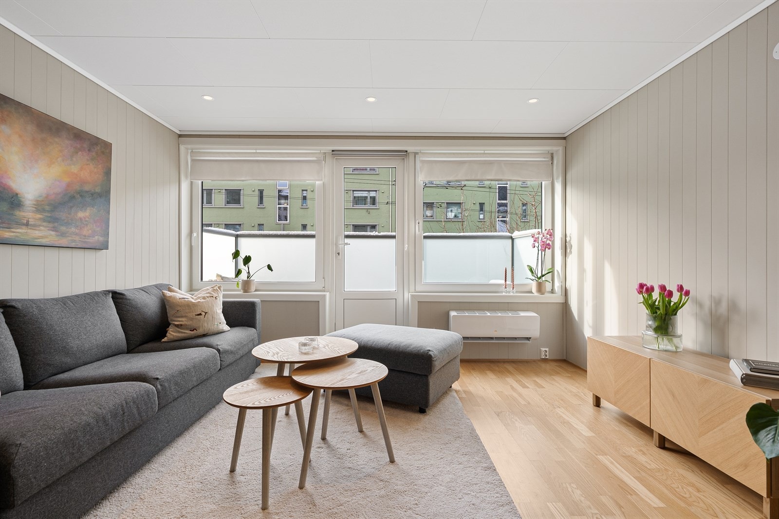 Store vinduer i front sikrer rikelig med naturlig lysinnslipp! Varmepumpe installert i 2024! Galleribilde