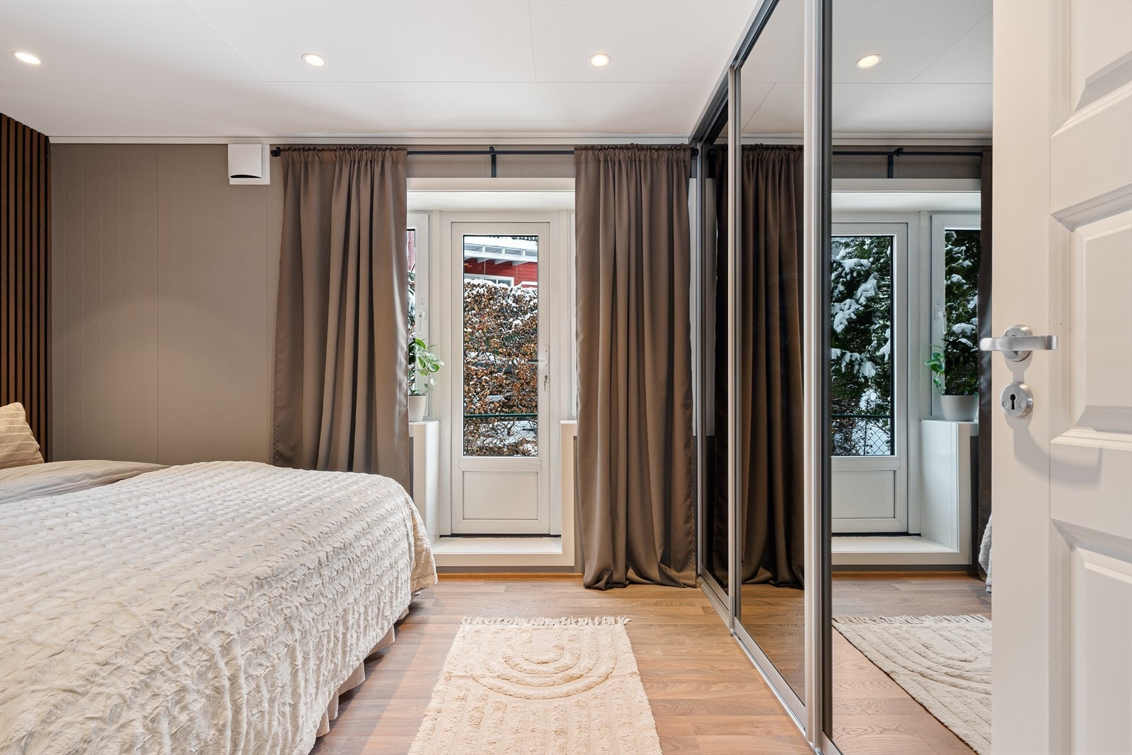 Hovedsoverommet har utgang til uteplass! Galleribilde