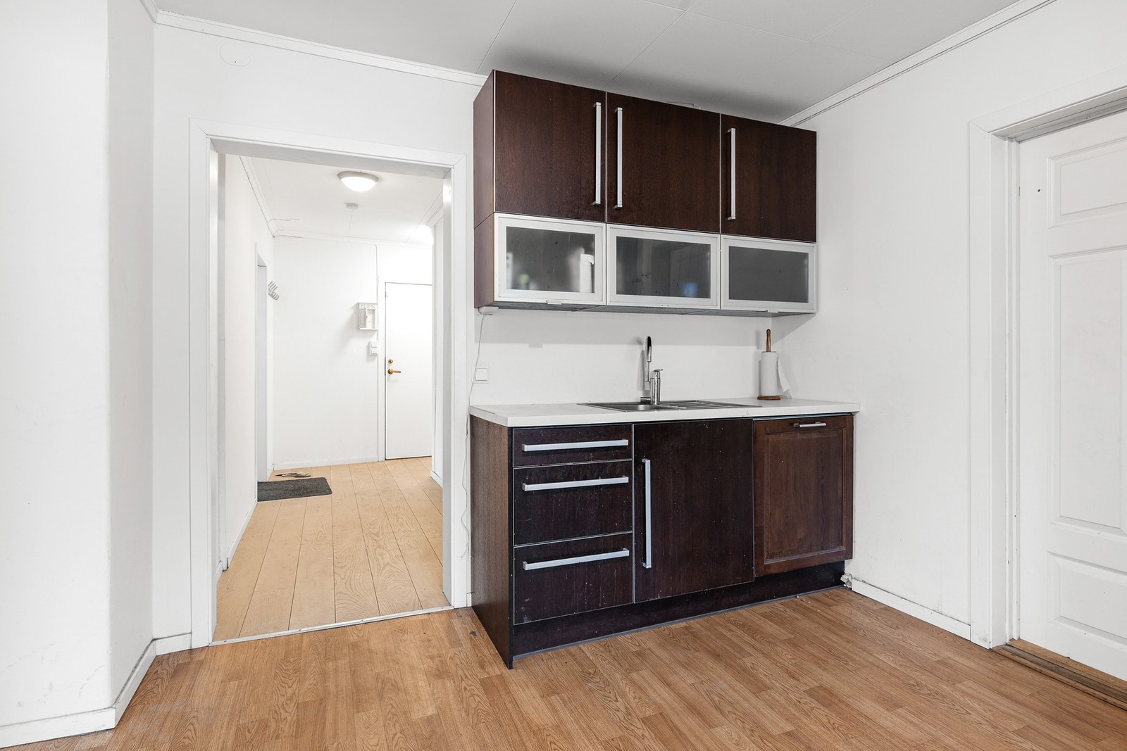 Rommet har vinylbelegg på gulv, malte flater på vegger og takplater i himling. Galleribilde