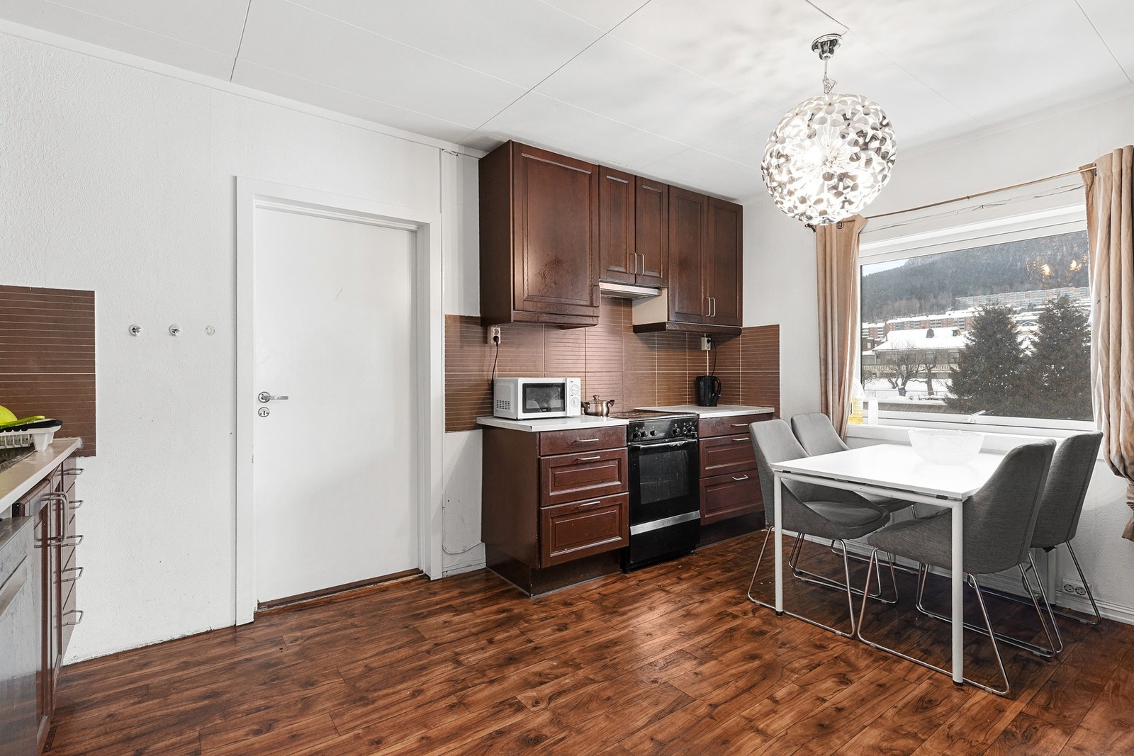 Innredningen har oppvaskmaskin, stekeovn og nisje til kjøl/fryseskap. Det er også montert kjøkkenventilator med avtrekk ut Galleribilde