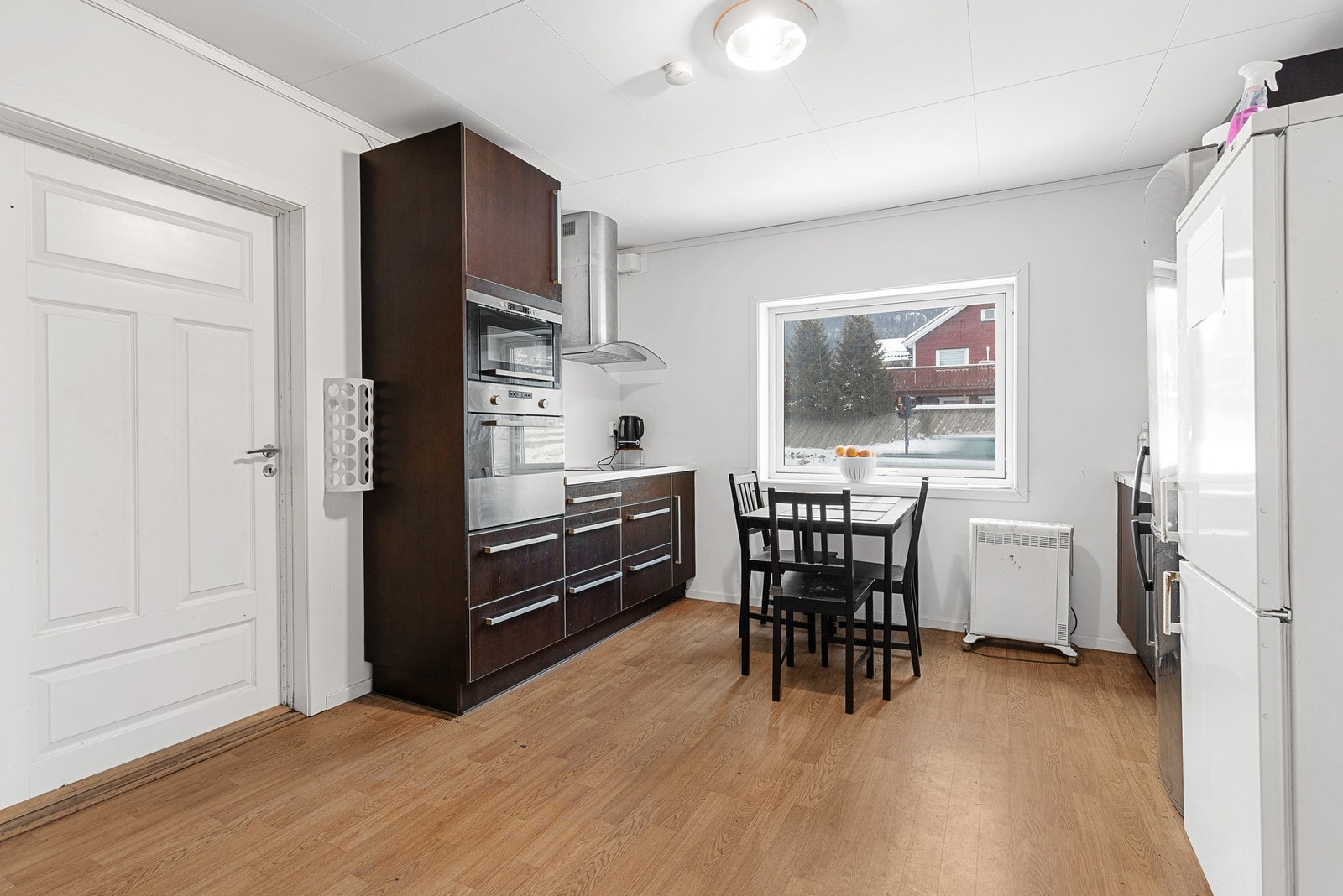 Kjøkkeninnredning med glatte fronter og benkeplate av laminat Galleribilde