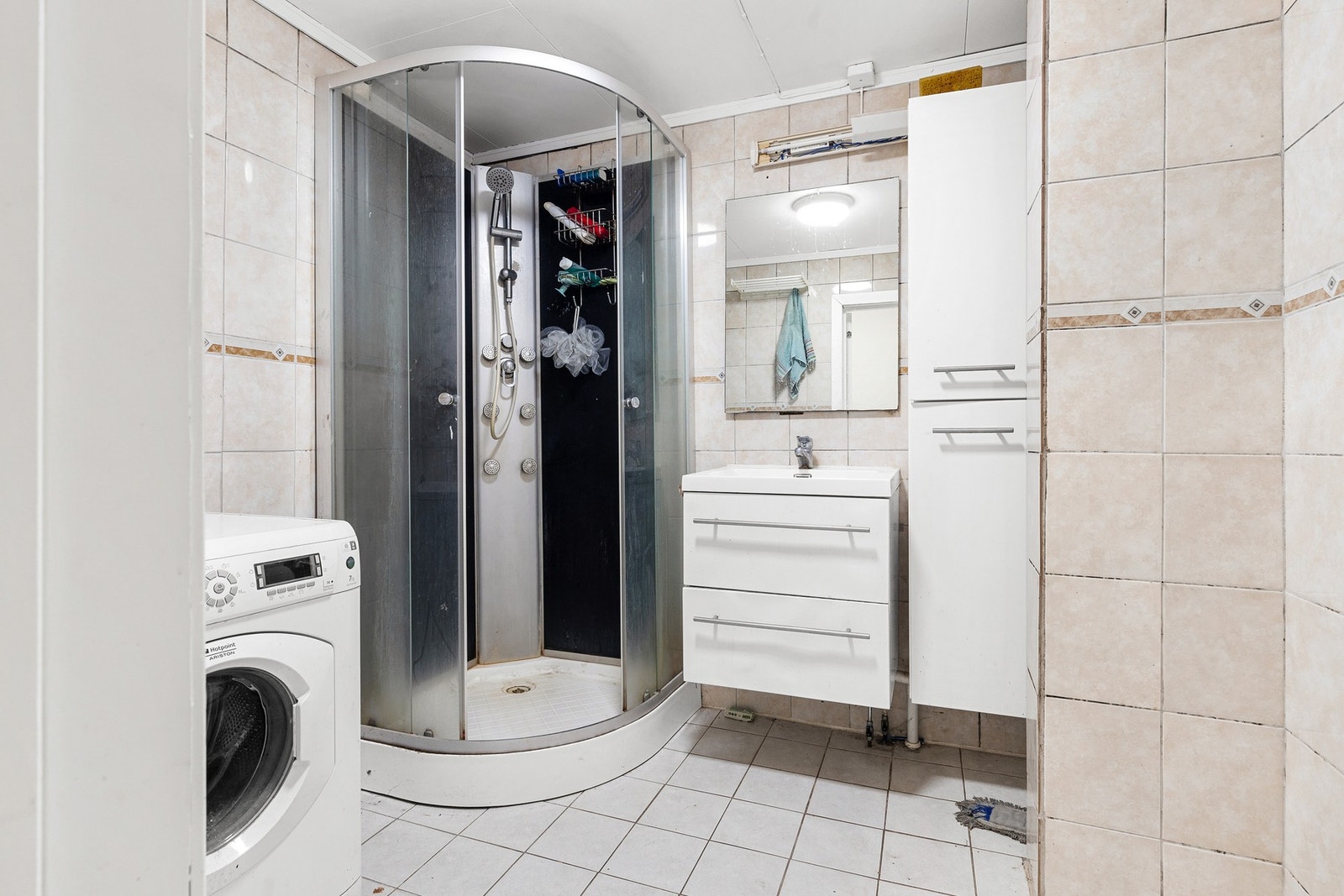 Bad med fliser på gulv og vegger samt takplater i himling Galleribilde