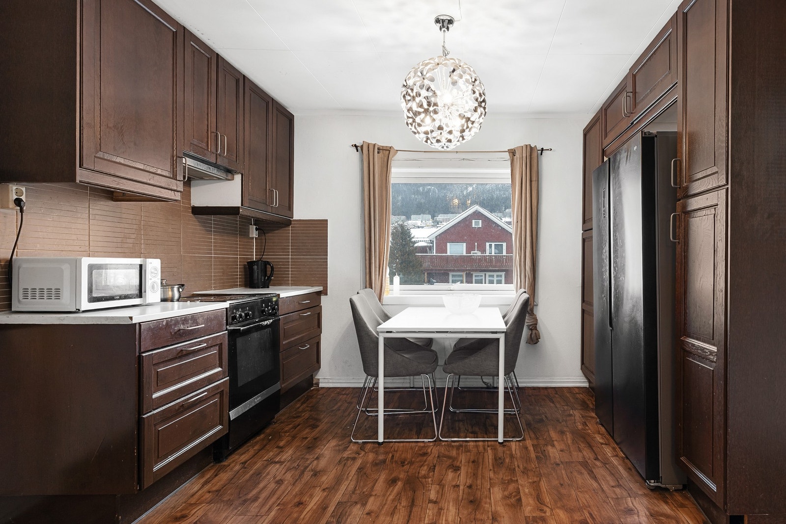 Kjøkkeninnredning med profilerte fronter og benkeplate av laminat Galleribilde