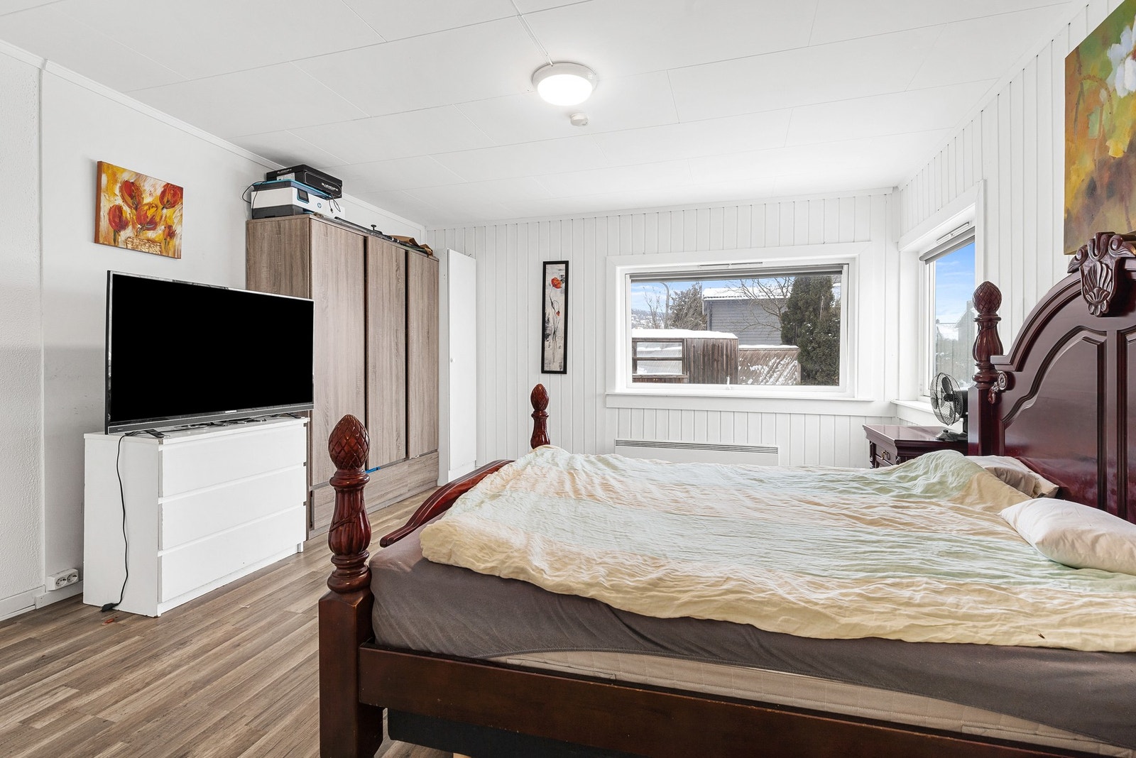 Rommene har laminat på gulv, panel og malte plater på vegger samt takplater i himling. Galleribilde