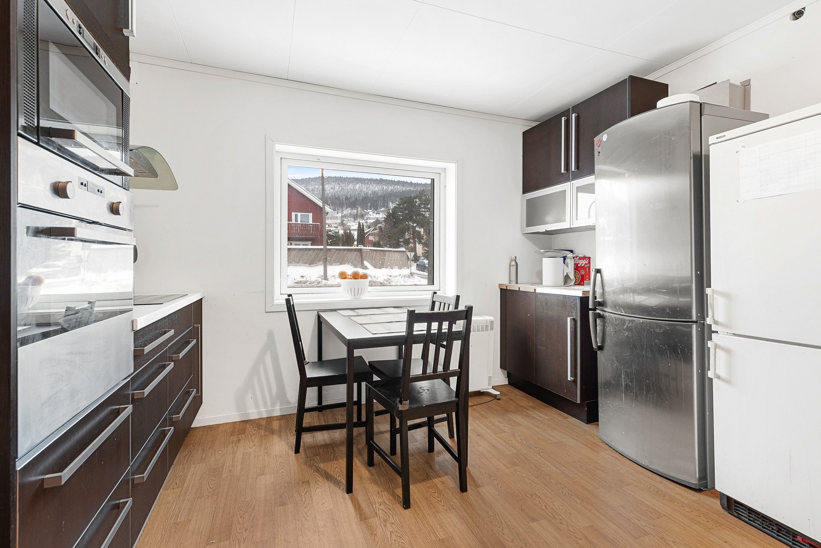 Innredningen har integrert oppvaskmaskin, platetopp, micro og stekeovn. Det er installert kjøkkenventilator med avtrekk ut Galleribilde