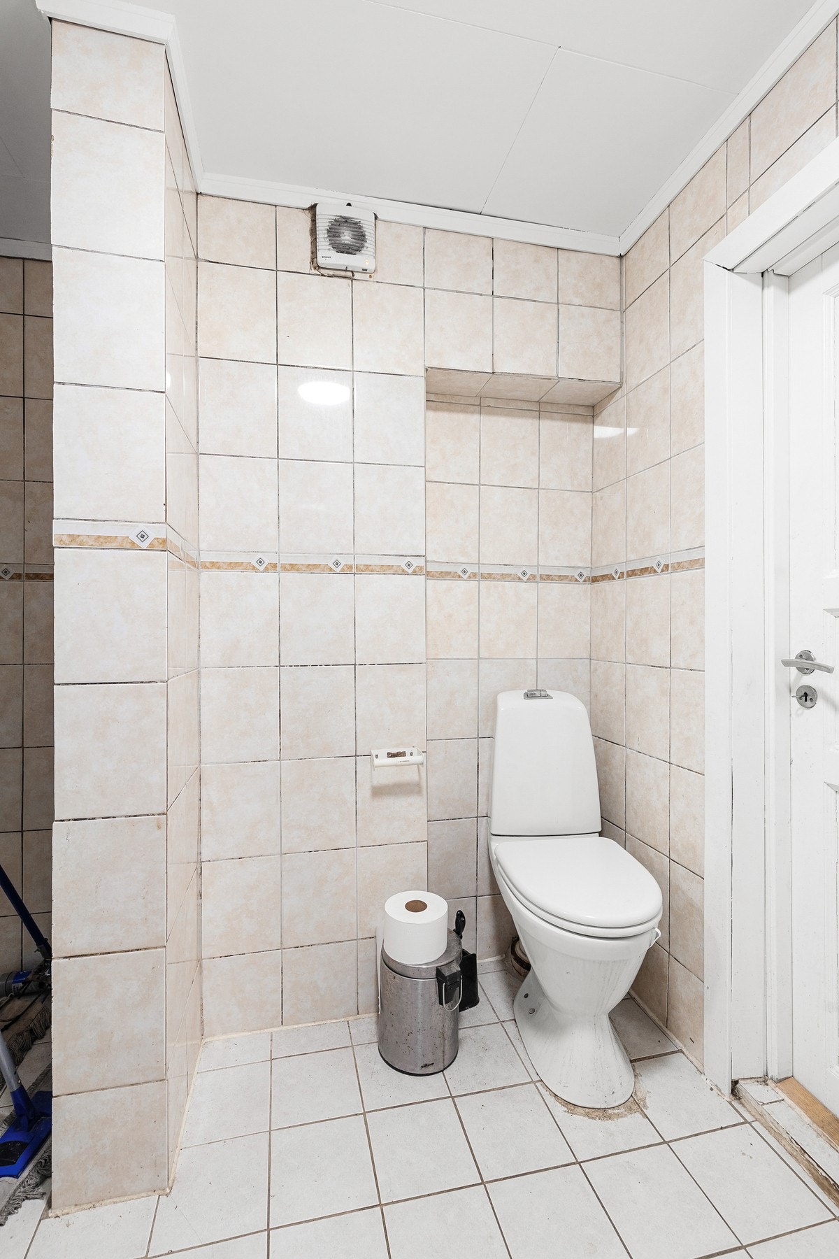 Rommet er innredet med servantskap, dusjkabinett, gulvstående toalett og opplegg for vaskemaskin Galleribilde