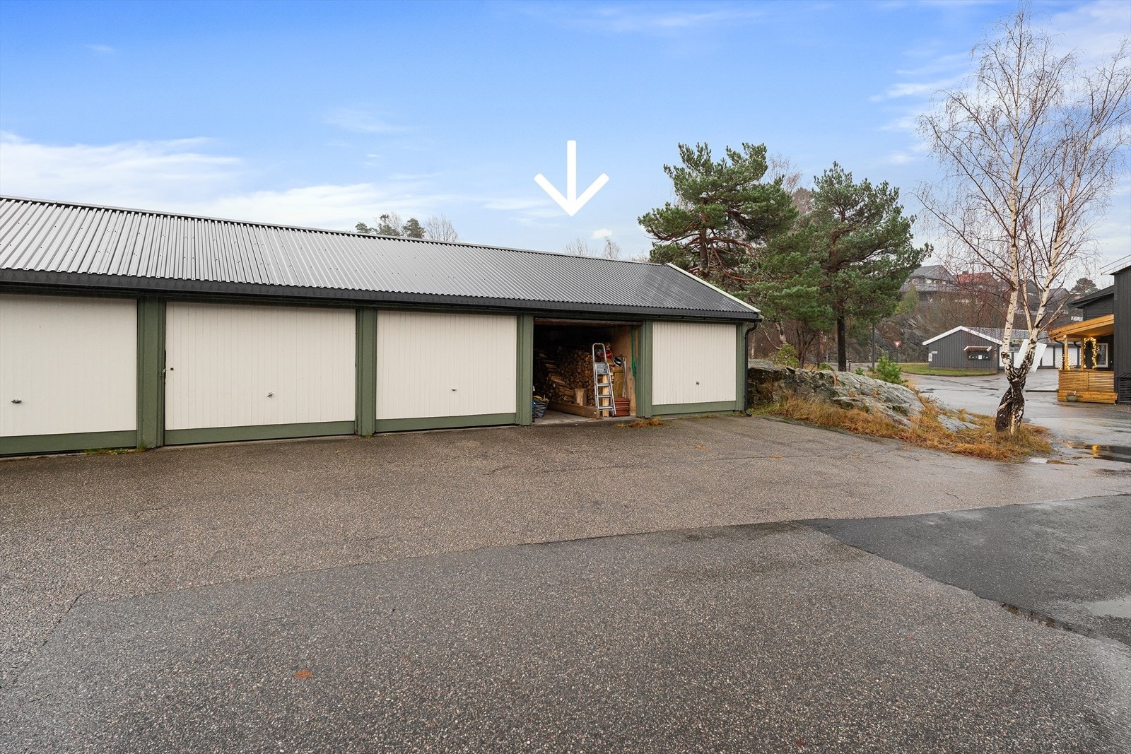 Tilhørende rekkehuset medfølger det en garasje i rekke, som ligger like ved. Galleribilde