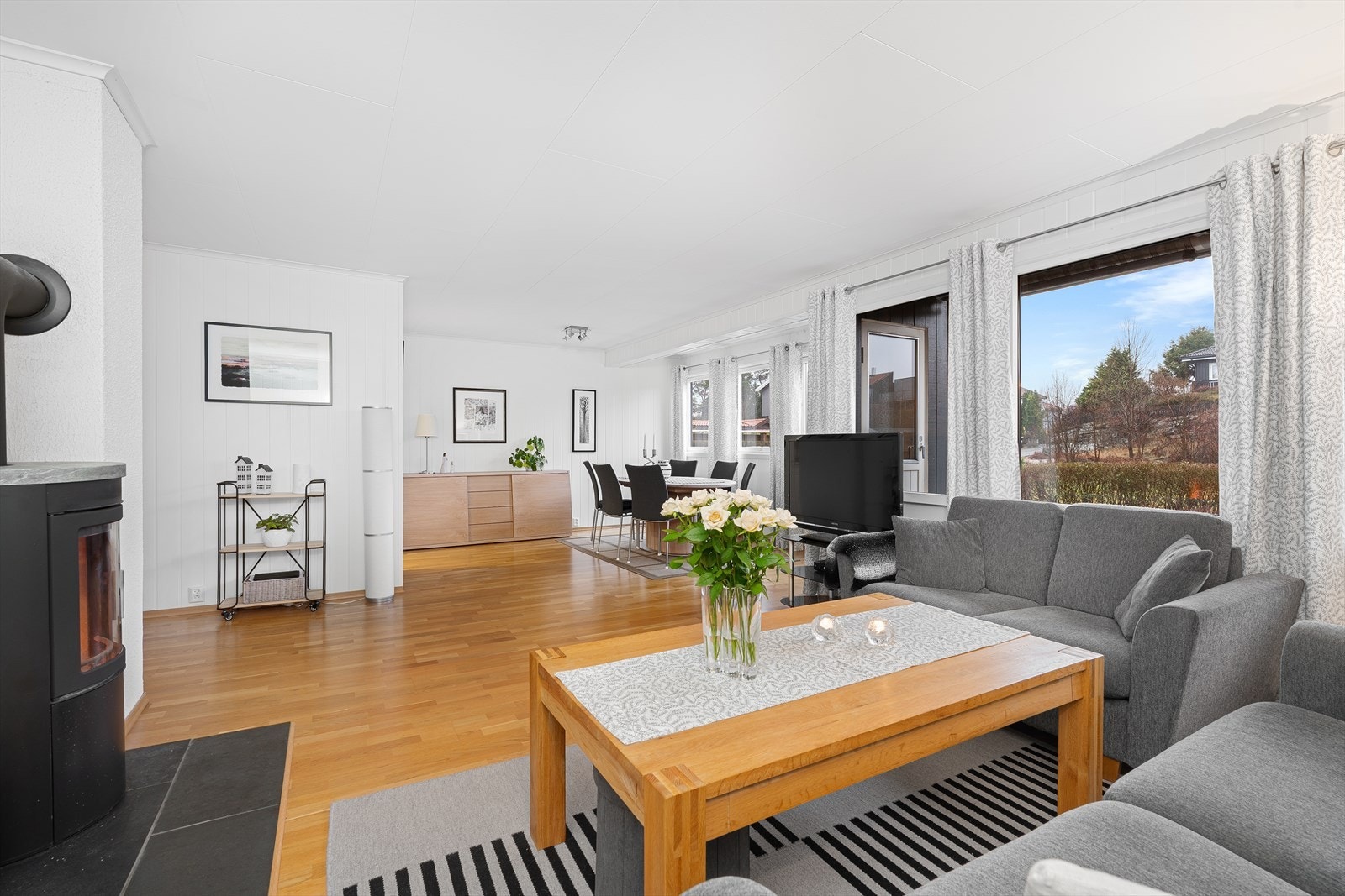 Innendørs har nåværende eiere pusset opp stue- og spisestuen hvor det er lagt trestavs parkett på gulvet, samt malt panel på veggene. Det er også satt inn vedovn som gir godt med varme på kaldere dager. Galleribilde