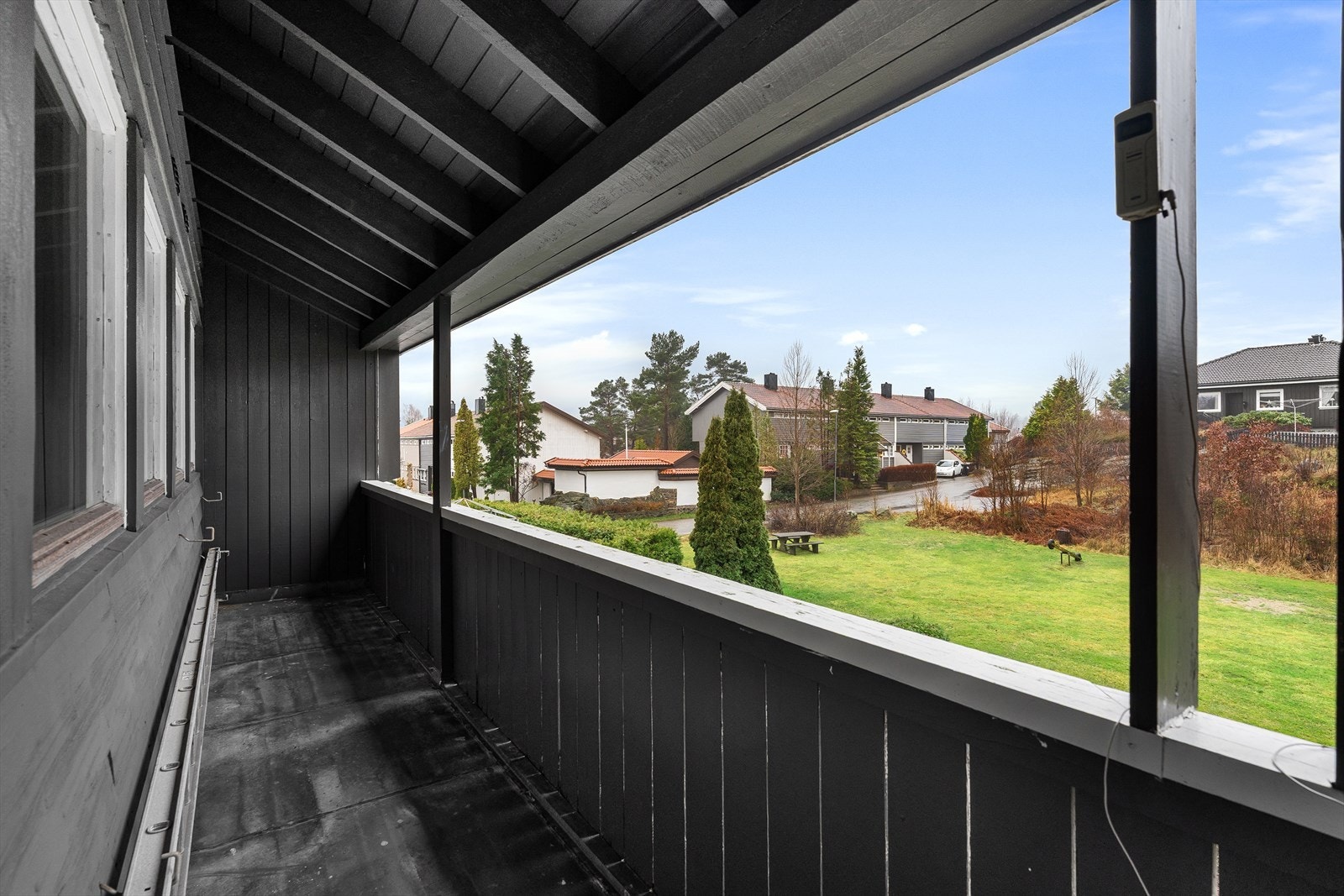 Fra det ene soverommet er det tilkomst til en overbygget balkong. Herfra har du god utsikt utover nærområdet. Galleribilde
