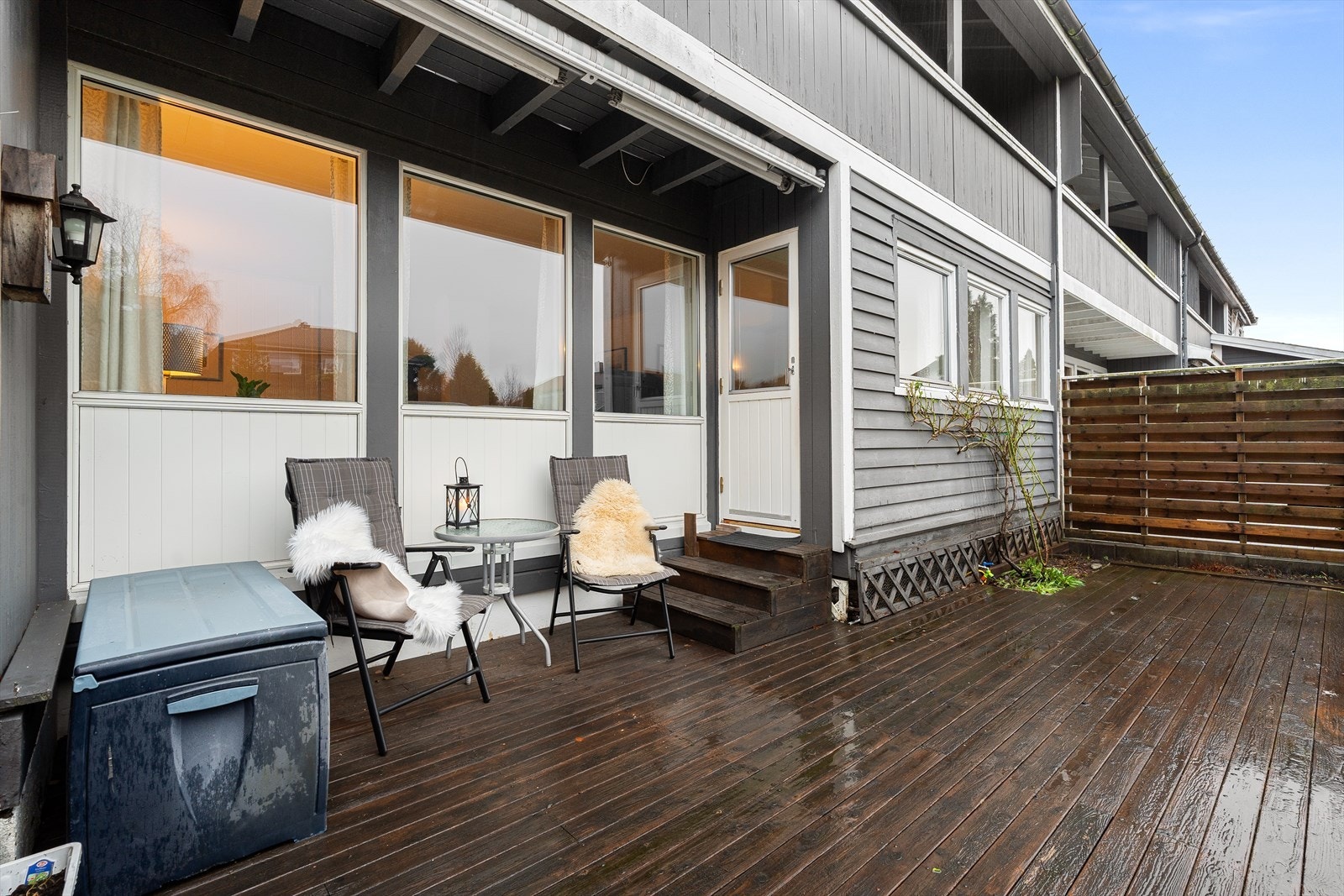 Utendørs finner du en terrasse som er delvis overbygget, hvor det er markise, samt en flott opparbeidet hage. Galleribilde