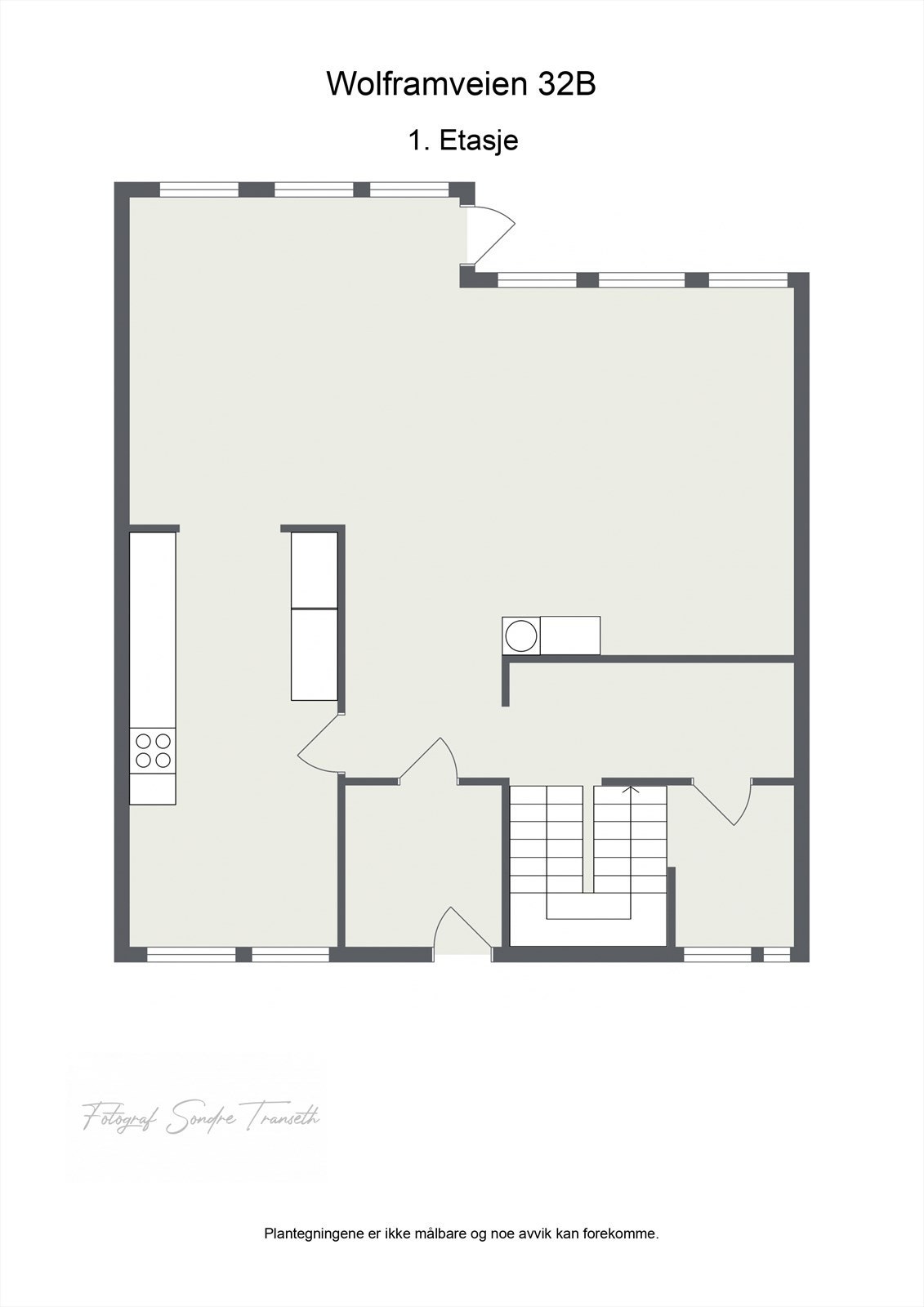 Planløsning 1.etg.: entre/vindfang, mellomgang, stue/spisestue med tilkomst til terrasse/hage, kjøkken, samt innvendig bod. Galleribilde