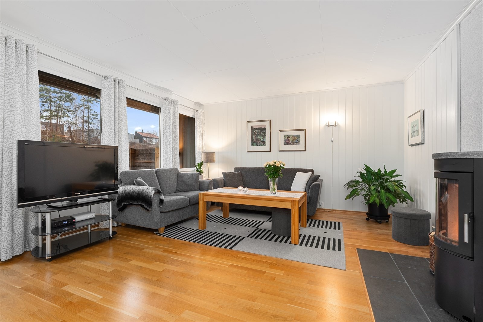 Videre inn i stuen har du god plass til en større sittegruppe i tilknytting til vedovnen, samt til en spisestue. Galleribilde