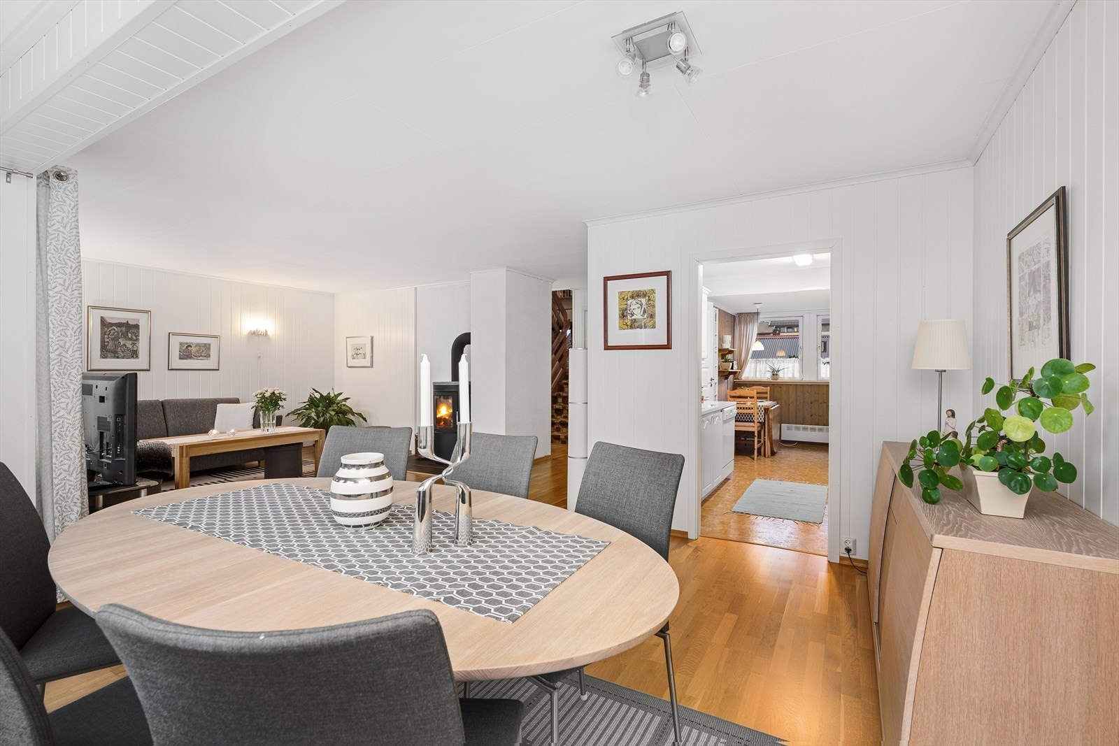 Videre inn finner du kjøkkenet, hvor det også er gjort plass til en sittegruppe. Galleribilde