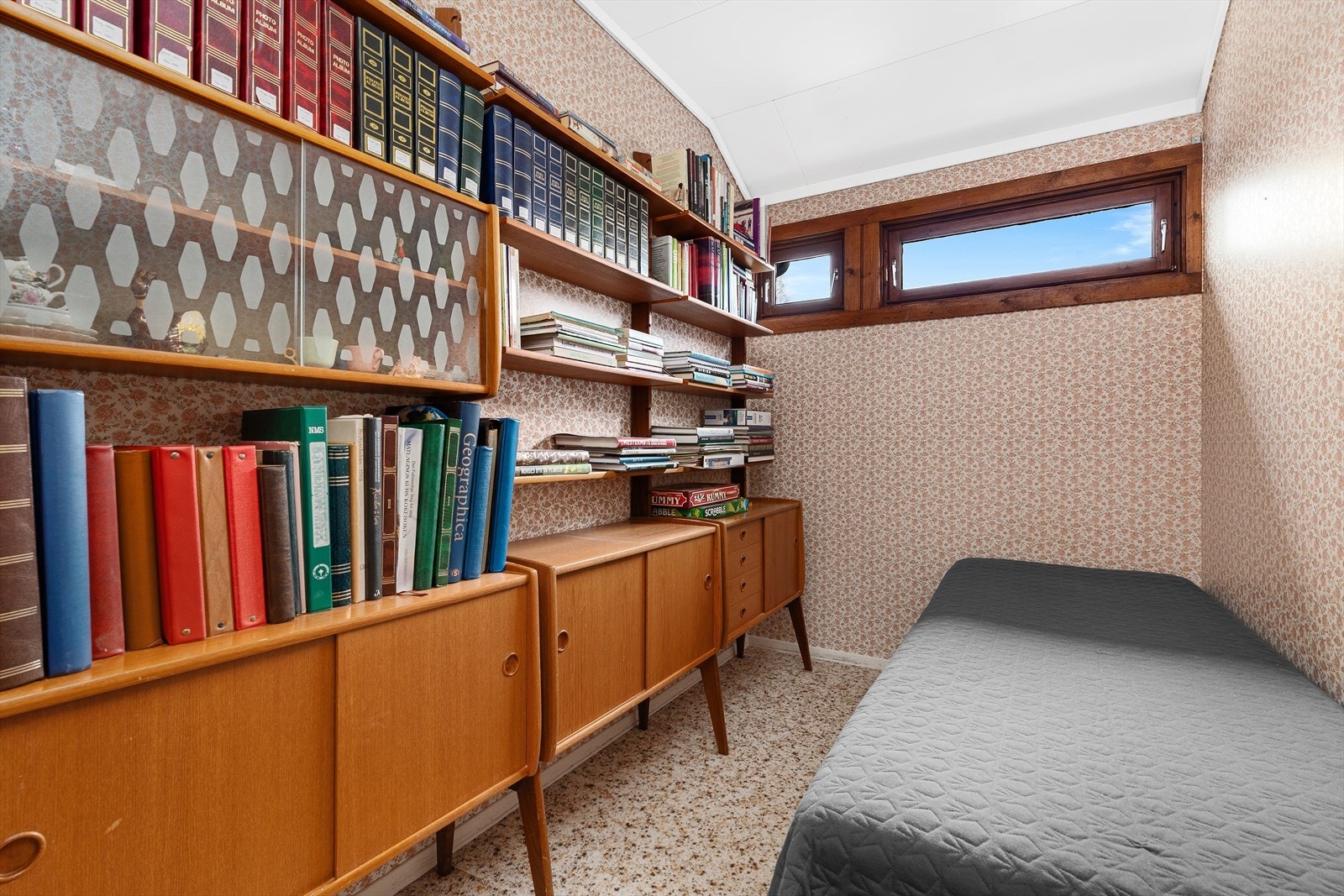 Dette rommet er godkjent som "loft", og dermed ikke godkjent for varig opphold. Nåværende eiere har benyttet dette som soverom nr. 4, og kombinert gjesterom. Galleribilde