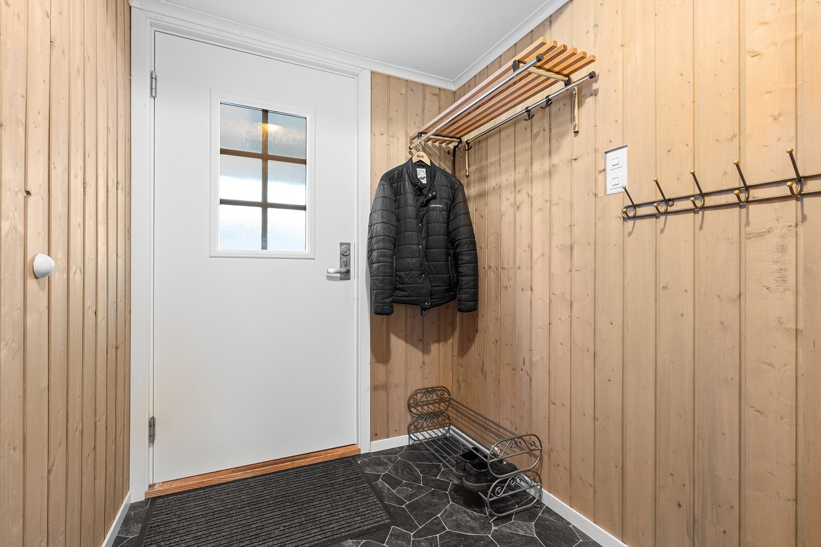 Velkommen inn! Rekkehuset har en praktisk planløsning hvor du finner følgende i boligens 1.etg.: entre/vindfang, mellomgang, stue/spisestue, kjøkken, samt en praktisk innvendig bod. Galleribilde