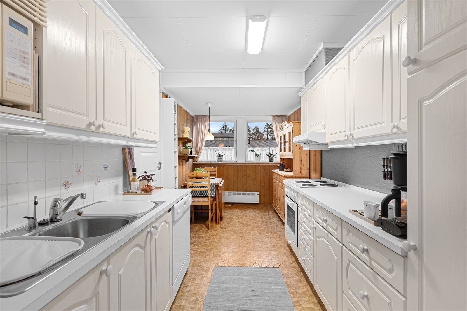 Kjøkkenet er eldre, dog funksjonelt. Det inneholder alt du behøver som integrert stekeovn og platetopp, samt frittstående oppvaskmaskin, kjøleskap og mikrobølgeovn. Alle hvitevarene på kjøkkenet medfølger. Galleribilde