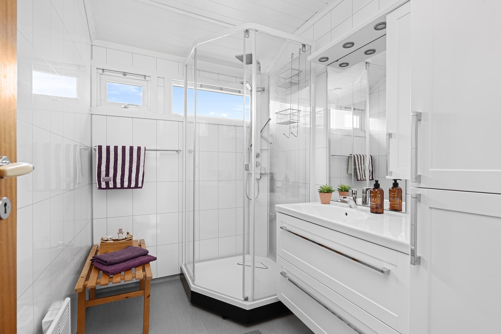 Badet er blitt pusset opp tidligere, og fikk nylig ny himling etter en lekkasje som ble håndtert av forsikringsselskapet. Badet inneholder et praktisk dusjkabinett, samt baderomsinnredning. Belegg på gulv, samt våtromspanel på veggene. Galleribilde