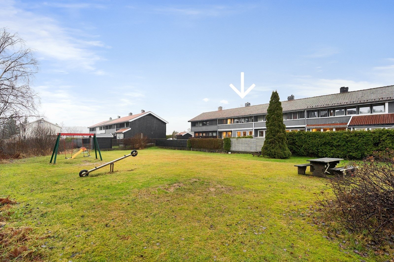 På friområdet er det god boltreplass for små, store og firebeinte. Du finner lekeapparater, samt sittebenk. Flytter du hit vil du oppleve et rolig og etablert nabolag med flere barnefamilier i området. Galleribilde