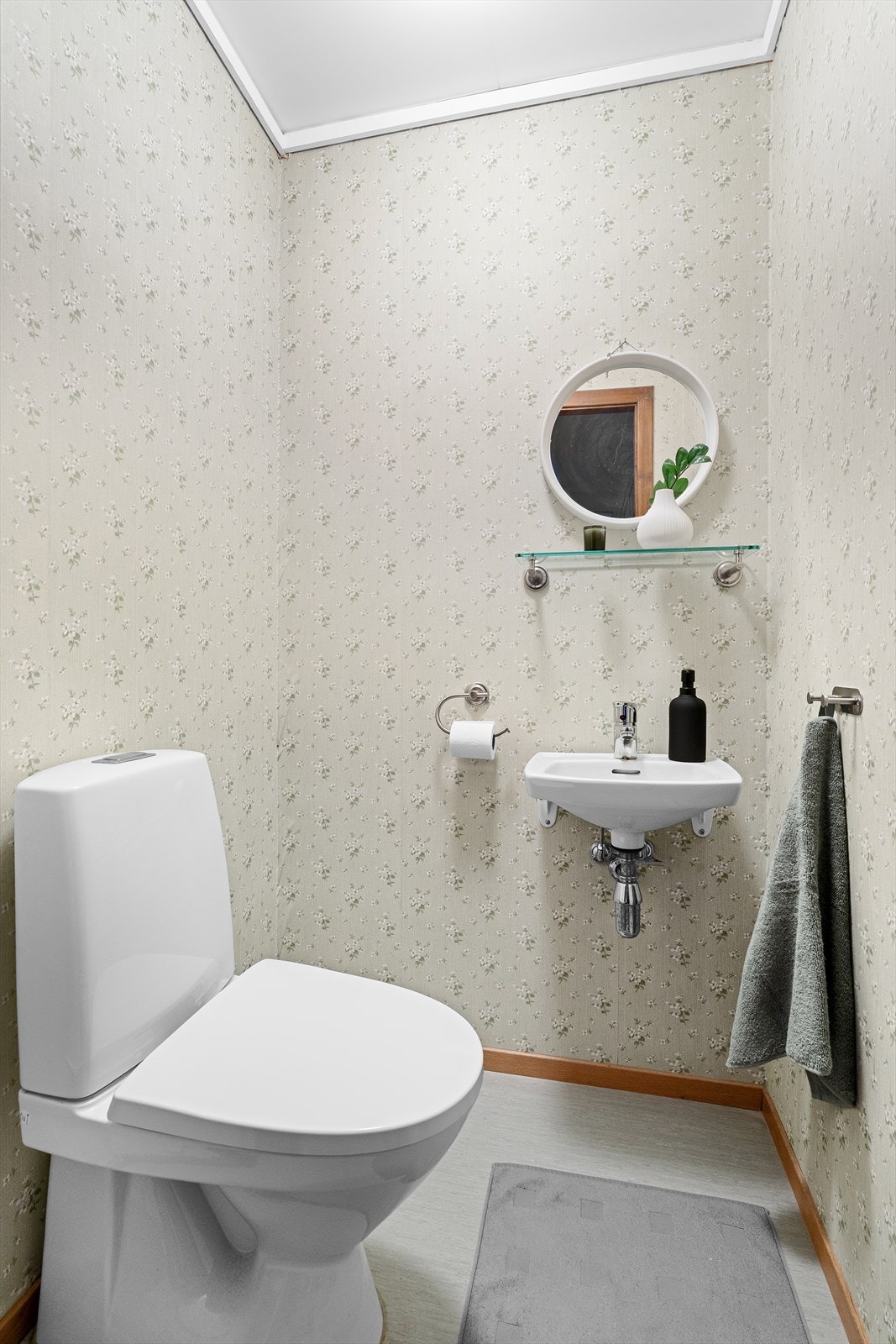 Toalettrommet har nyere toalett, forøvrig enkel vask. Belegg på gulv, og tapet på veggene. Galleribilde