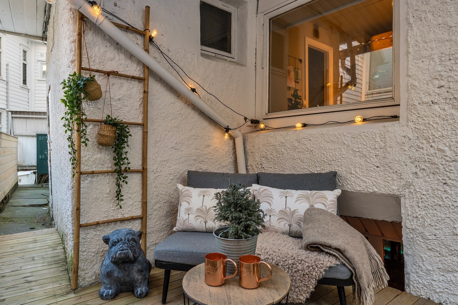 Bak sofa, er vindu til bod i underetasjen. Galleribilde