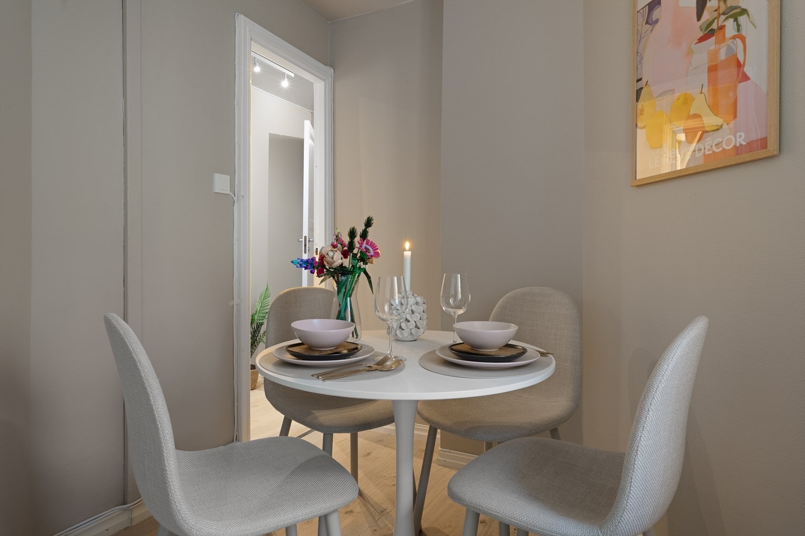 Hyggelig spiseplass i forlengelse av kjøkkenet, egen dør til gangen. Galleribilde