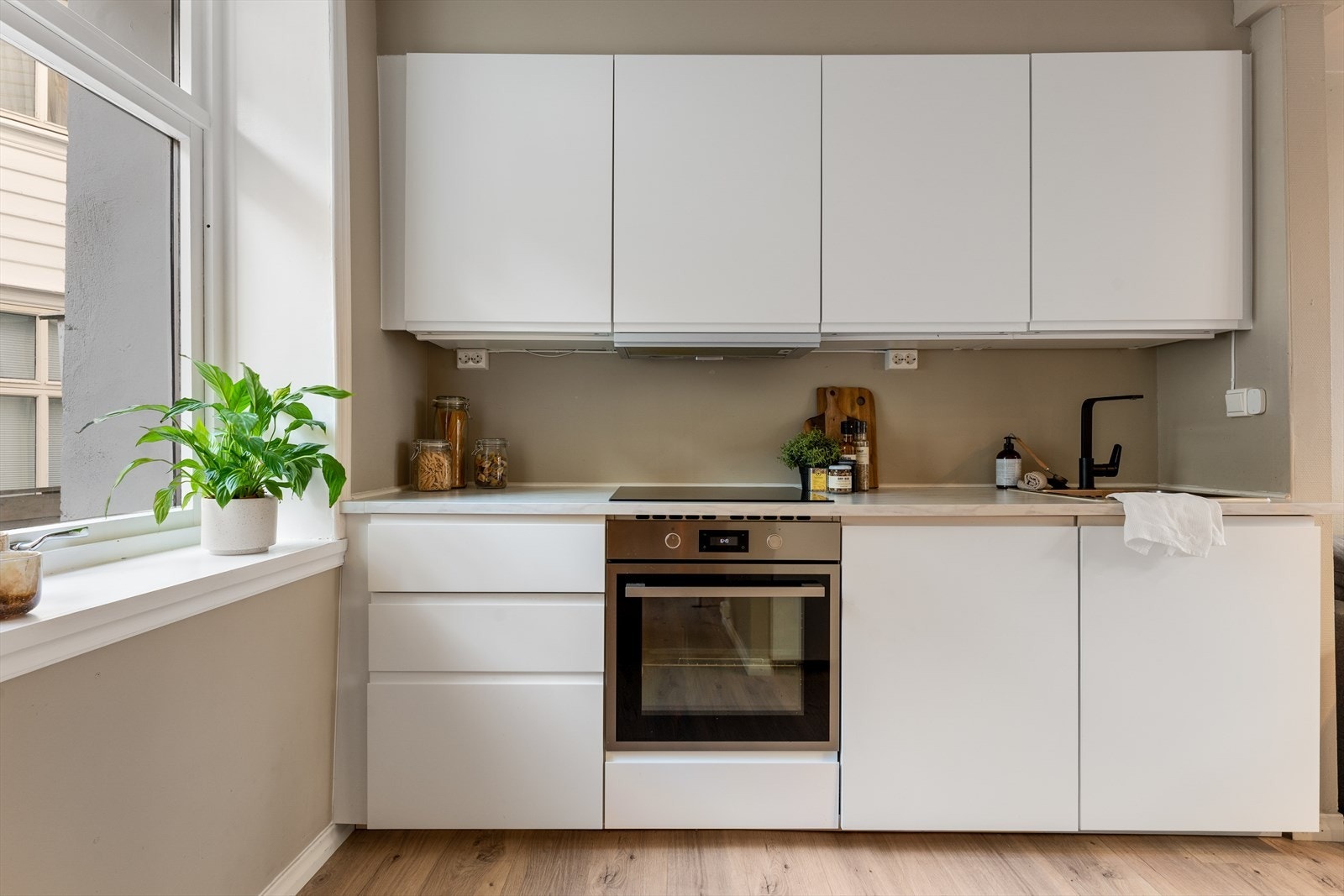 Moderne kjøkken med integrert topp og komfyr. Galleribilde