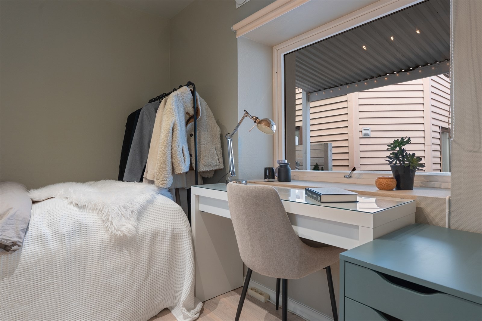 Hyggelig soverom 2 med vindu ut til bakgården. Galleribilde