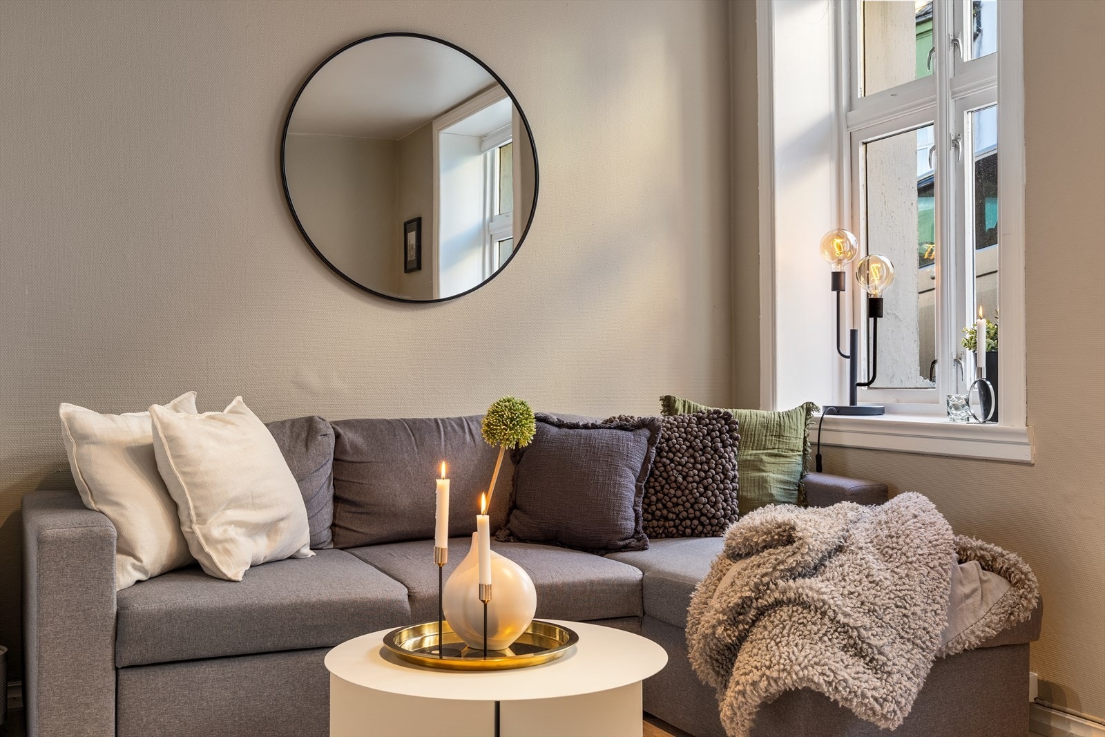 Skjønn stue med med delikate og moderne fargevalg. Galleribilde