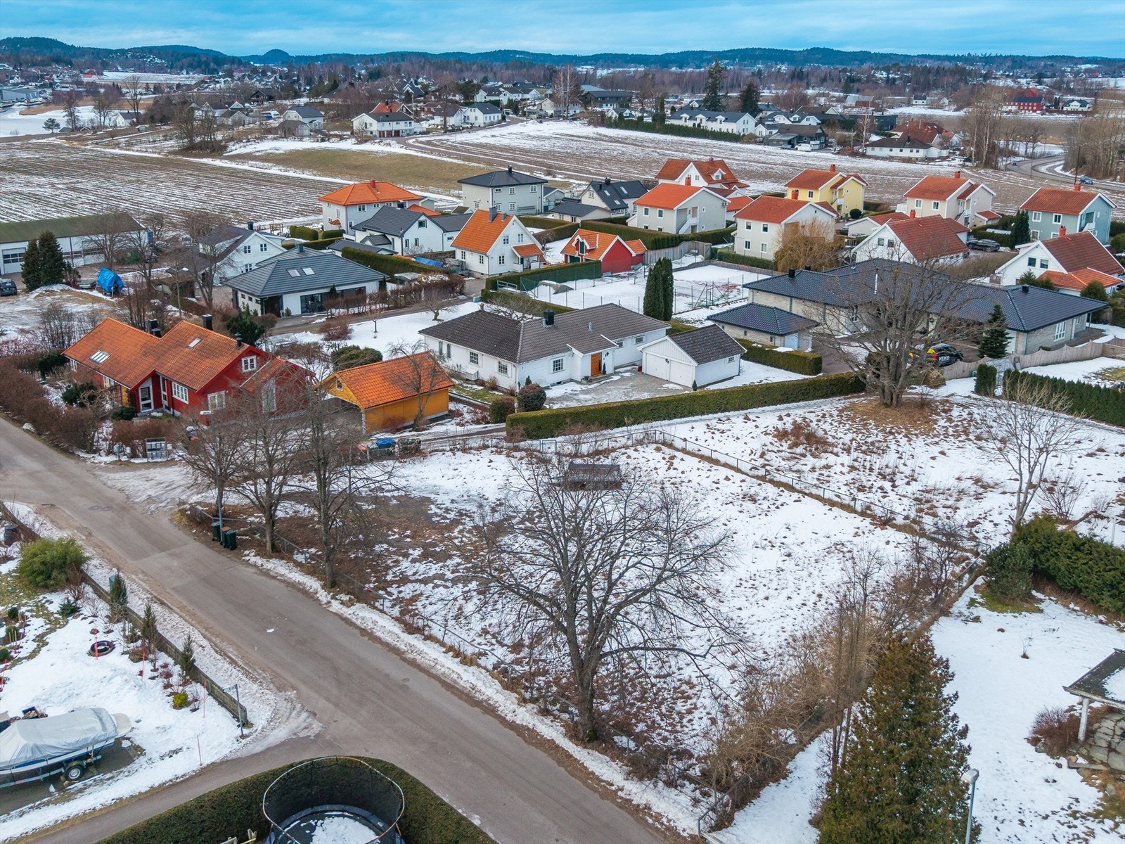 Gode uteområder med fine solforhold og rikelig plass til lek, hage og fremtidige muligheter. Galleribilde