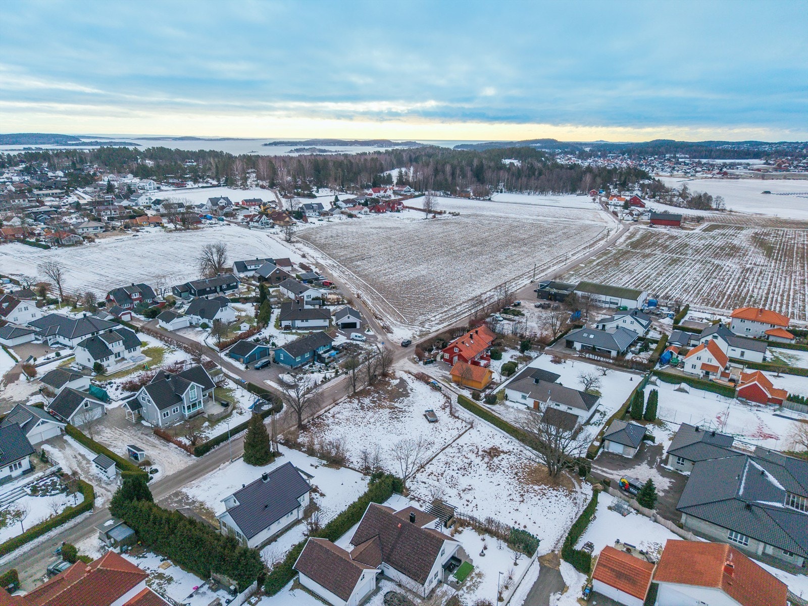 Beliggenheten gir en fin balanse av privatliv og nærhet til naboer, i et område som oppleves som rolig og familievennlig. Galleribilde