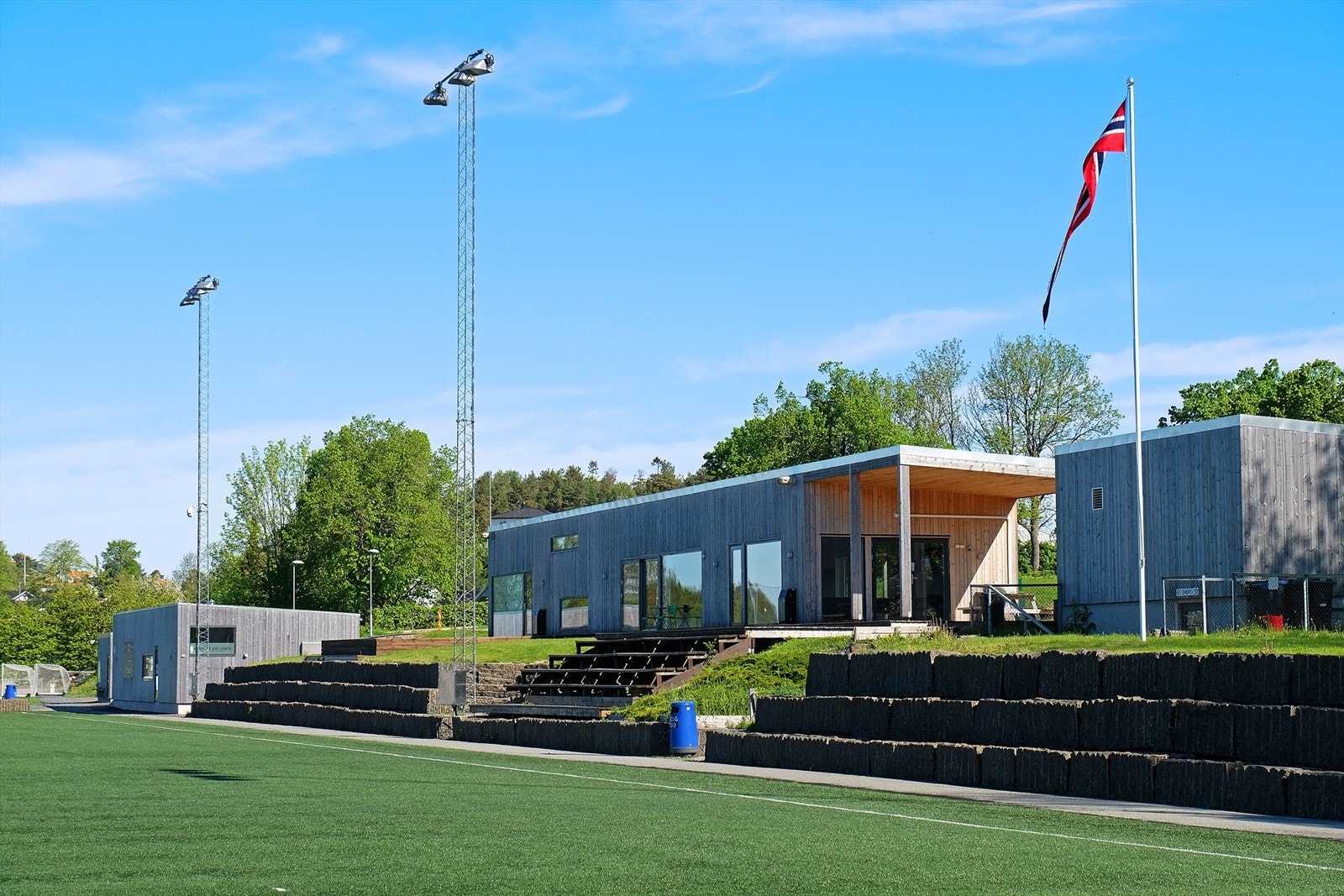 På Husøy ligger Husøy Arena - et flott og moderne fotballanlegg for Husøy & Føynland idrettsforening, med topp moderne fasiliteter og et aktivt, inkluderende klubbmiljø. Galleribilde