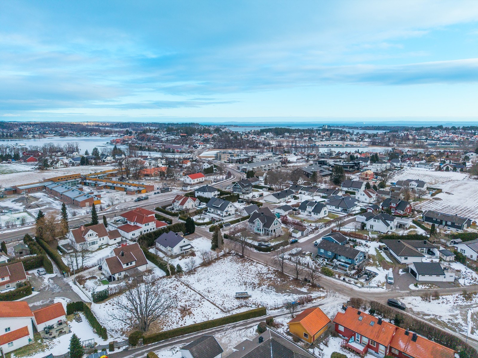Med direkte bussforbindelse til Tønsberg og gang- og sykkelvei i nærheten, ligger alt til rette for en aktiv og variert livsstil i naturnære omgivelser samtidig som du har byens tilbud innen rekkevidde. Galleribilde