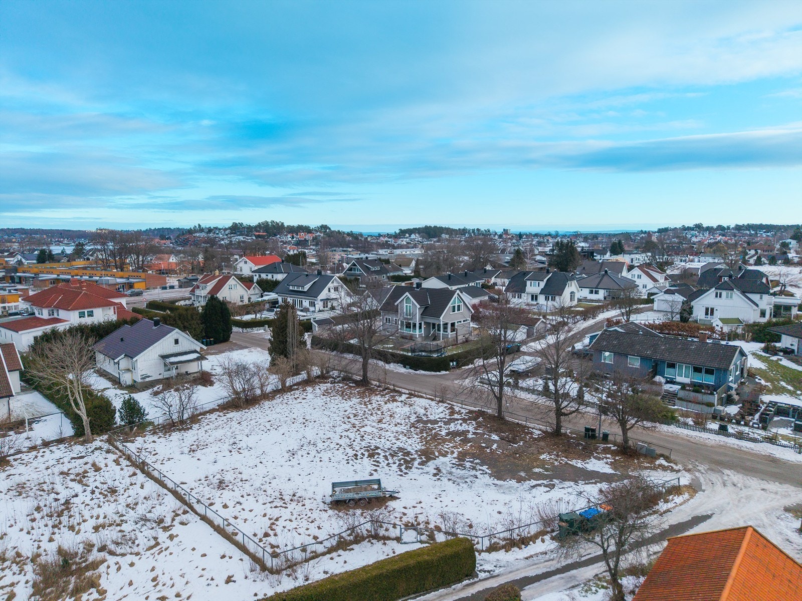 Tomten ligger attraktivt til i rolig område i et veletablert og familievennlig boligområde på Føynland. Galleribilde
