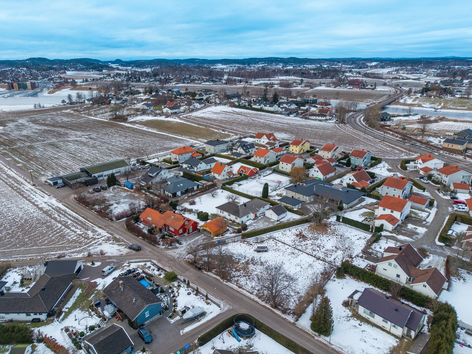 Øya har et levende lokalmiljø og regnes som en attraktiv boligøy med kort vei til både byliv og naturopplevelser. Galleribilde