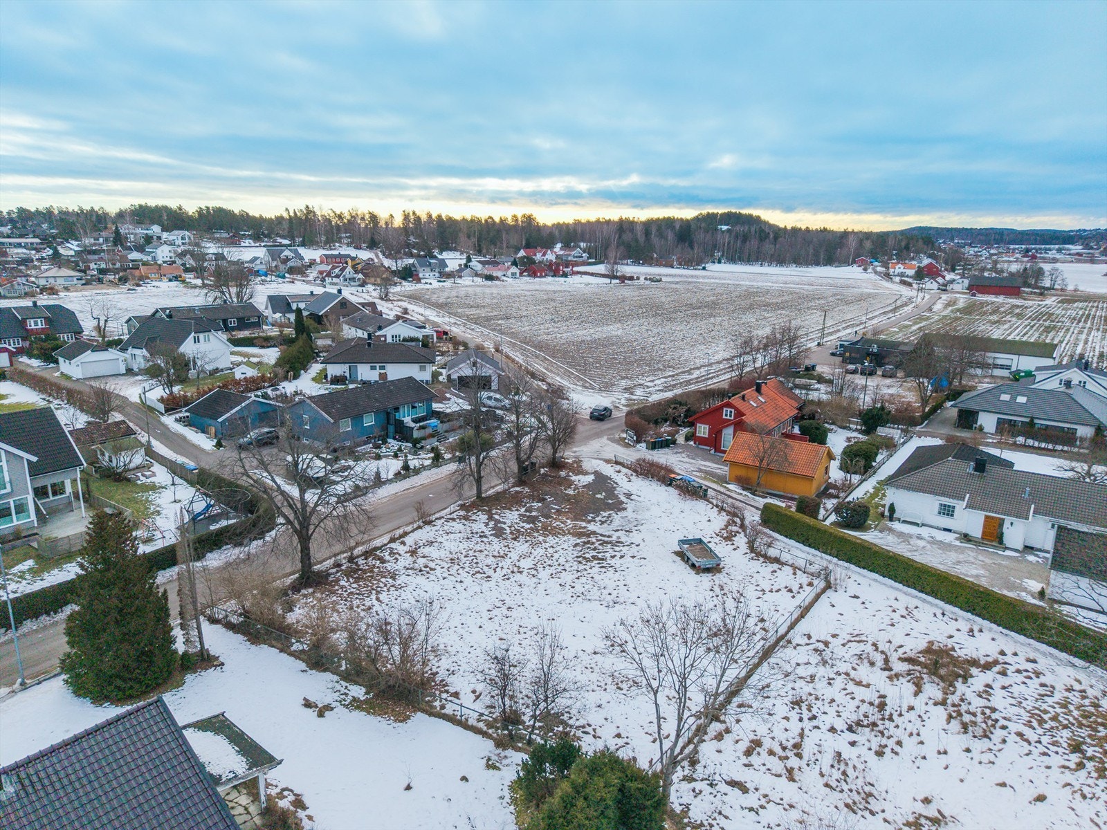 Denne ubebygde tomten ligger i et veletablert boligområde og gir deg en sjelden mulighet til å skapet et hjem tilpasset dine egne behov og ønsker. Galleribilde