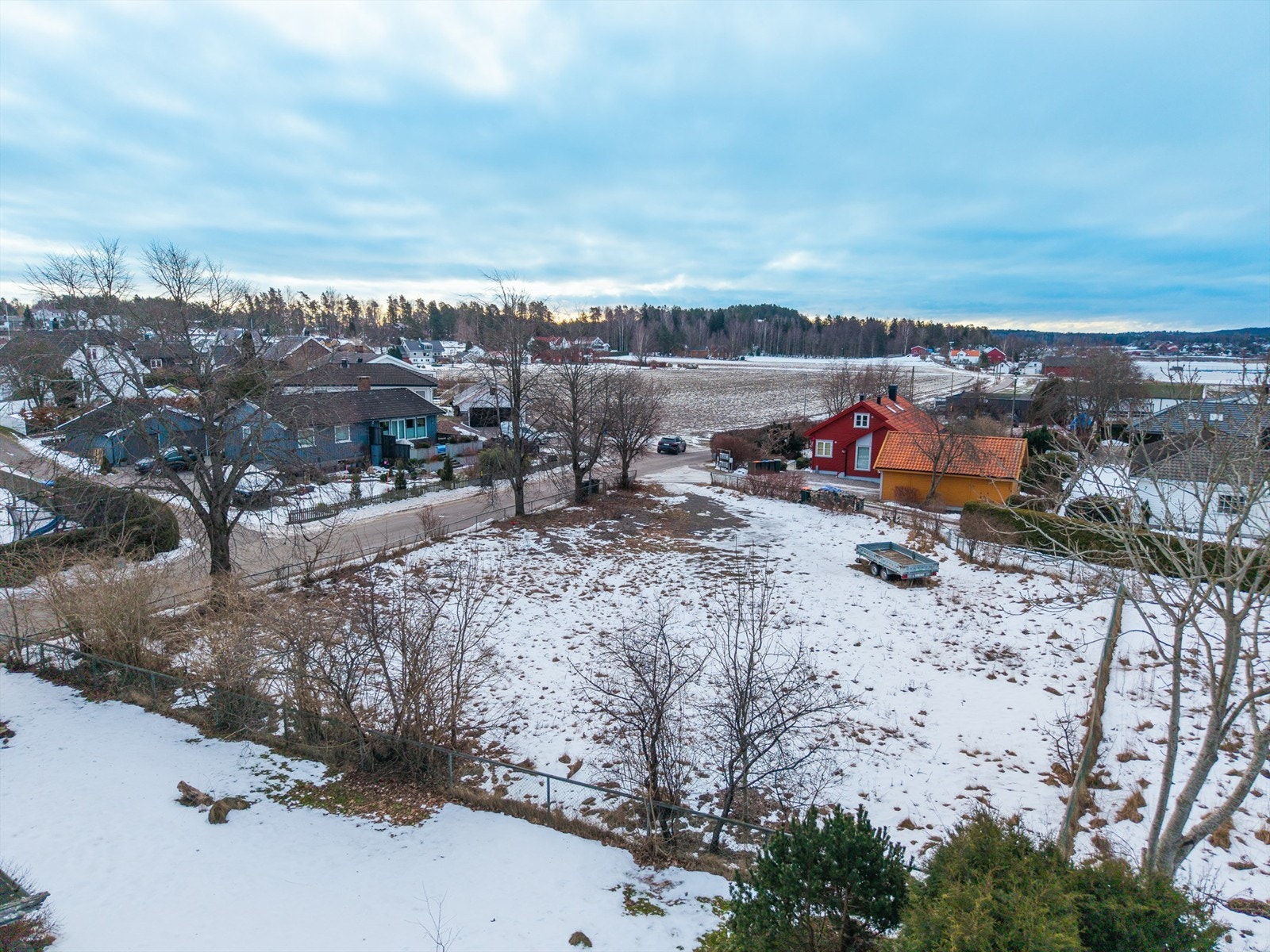 Fra eiendommen er det gangavstand til Føynland barneskole og for elever i ungdomstrinnet er det skolebussordning til Teigar ungdomsskole. Galleribilde