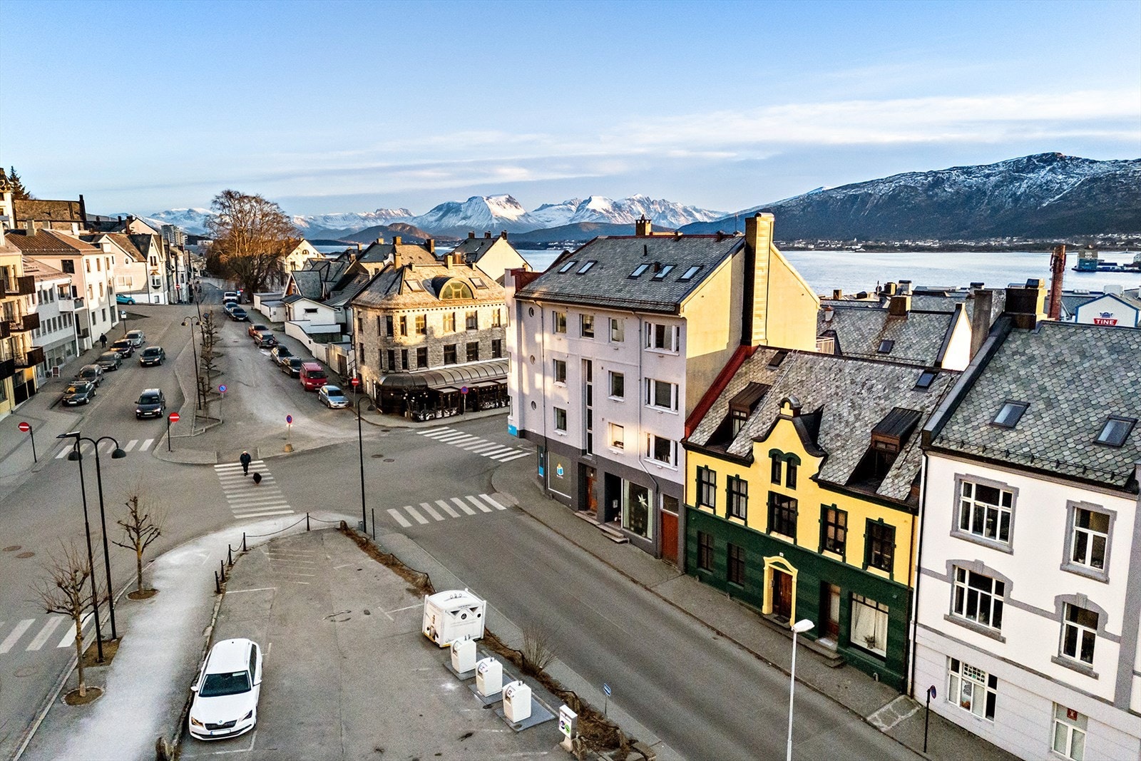 Bygården fremstår som velholdt, og har prima beliggenhet - her har du umiddelbar nærhet til alt bysentrum har å by på. Galleribilde