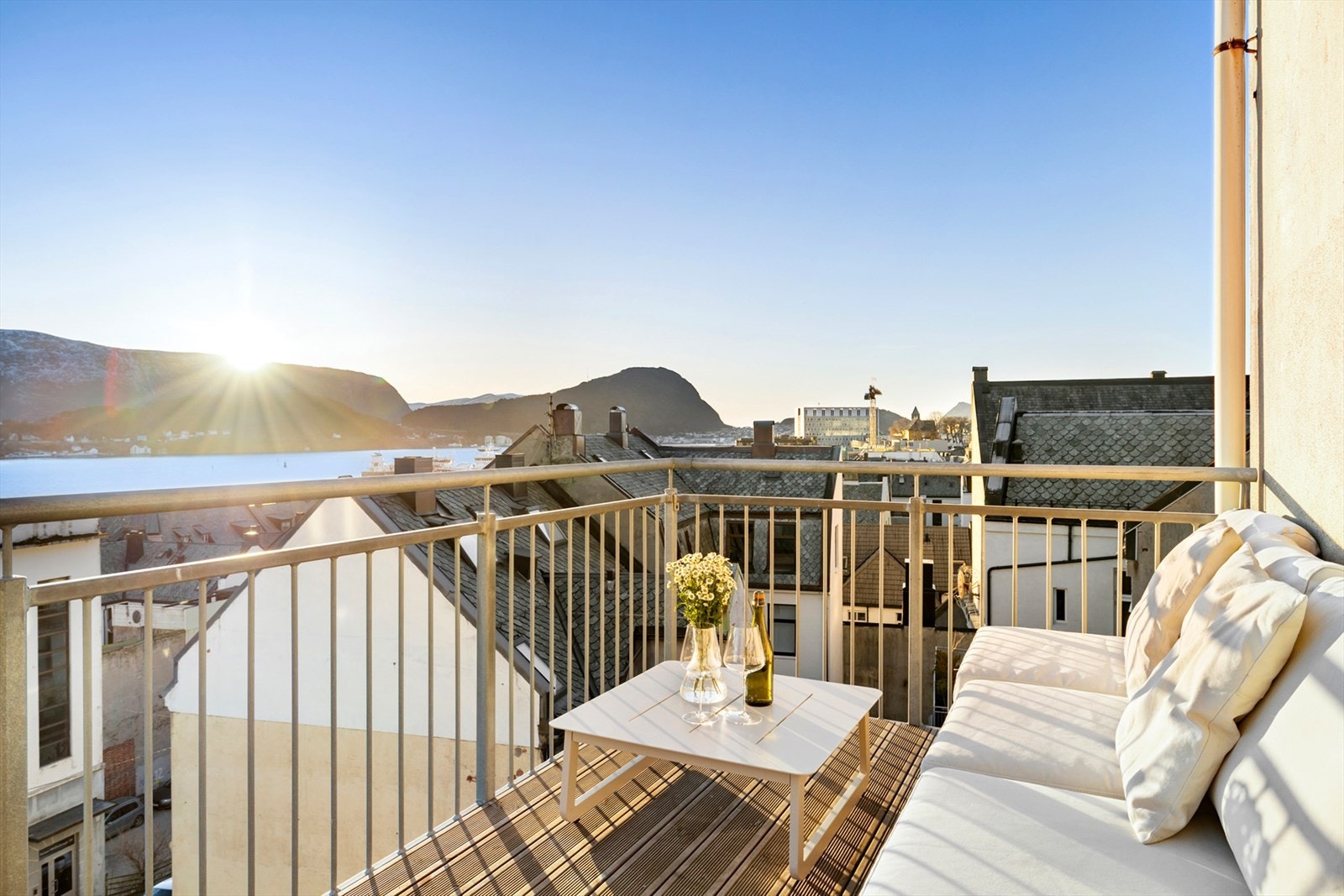 Dette er utsikten leiligheten kan by på. Med utsikt mot Sulafjellet, Aspevågen, skifertakene og svært gode solforhold. Galleribilde