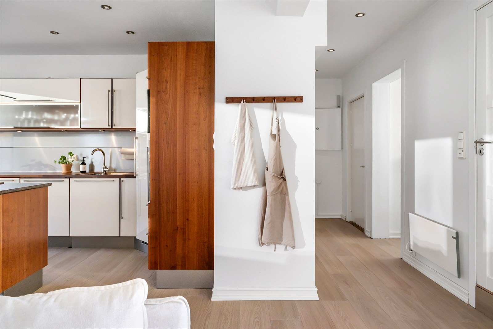 Kjøkkenet har en
lys og tidløs innredning med hvite fronter og laminert benkeplate. Galleribilde