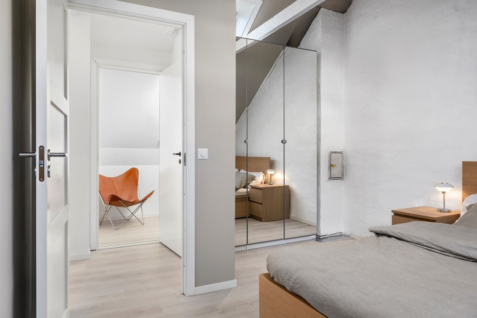 Hovedsoverommet er romslig og garderobeløsning er her allerede. Galleribilde