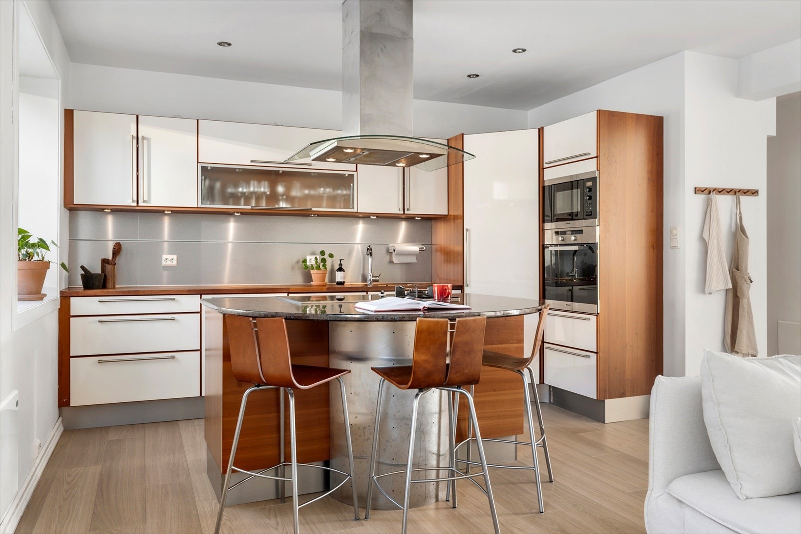 Kjøkkenøya sikrer ekstra oppbevaring- og benkeplass, og skaper et naturlig skille i rommet. Galleribilde