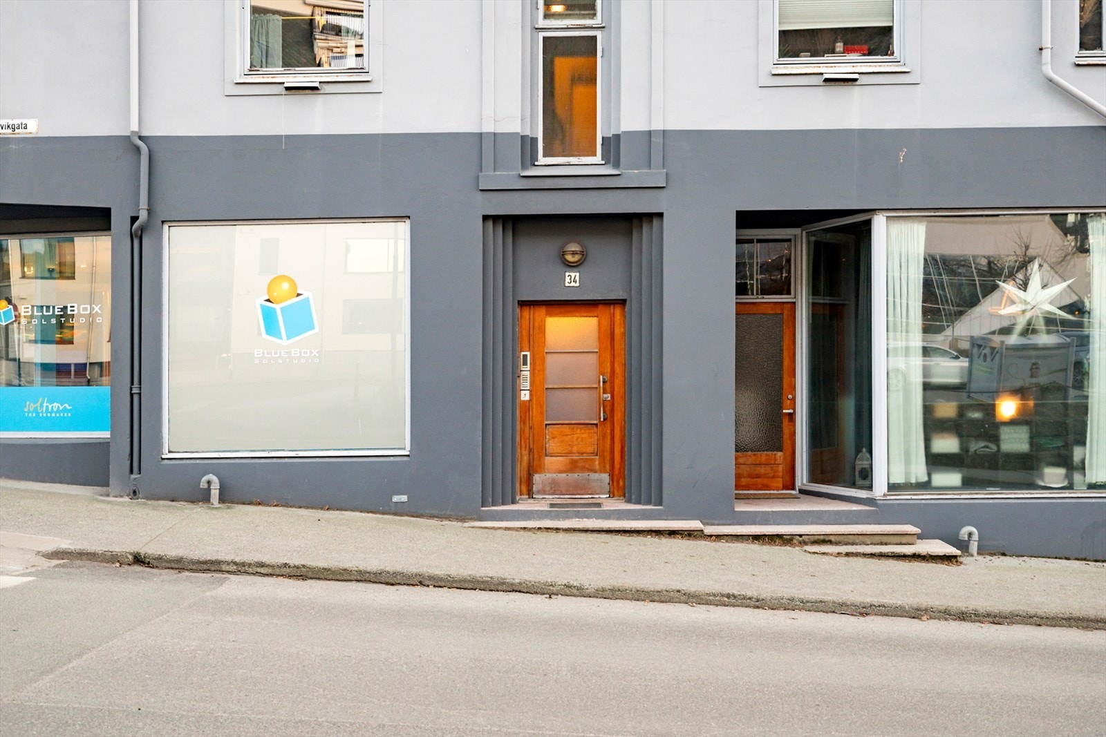 Det er inngang fra bakkeplan i Kipervikgata. Galleribilde