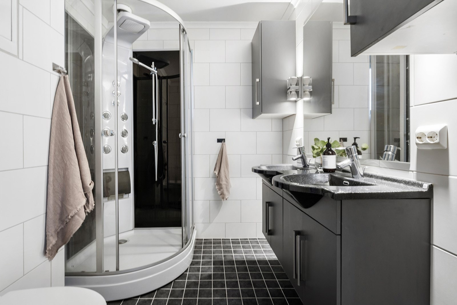 Hefliset bad med varmekabler i gulvet, innredet med dobbelservant, dusjkabinett og
- Galleribilde