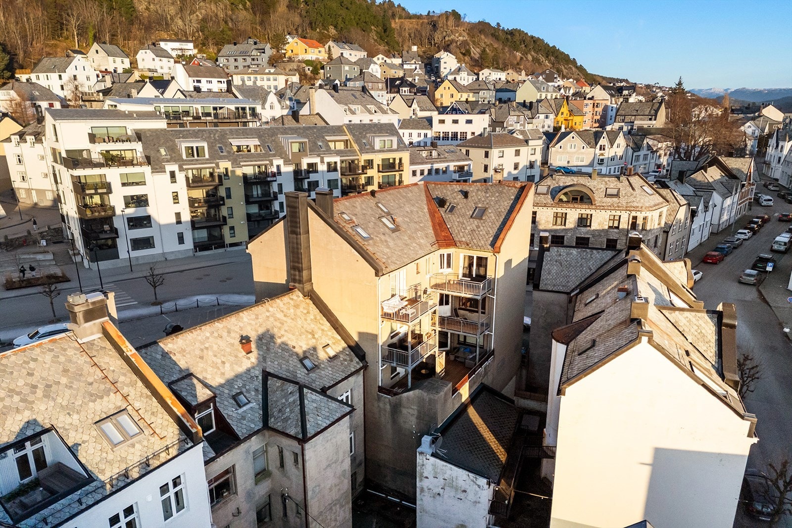 Den ligger usjenert til med svært gode sol- og utsiktsforhold. Galleribilde