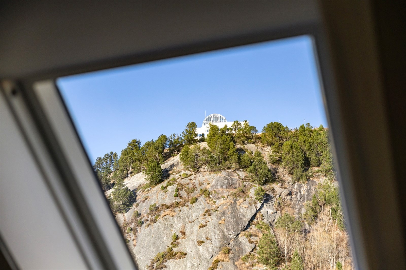 Takvindu med utsikt opp til vakre Fjellstua. Galleribilde