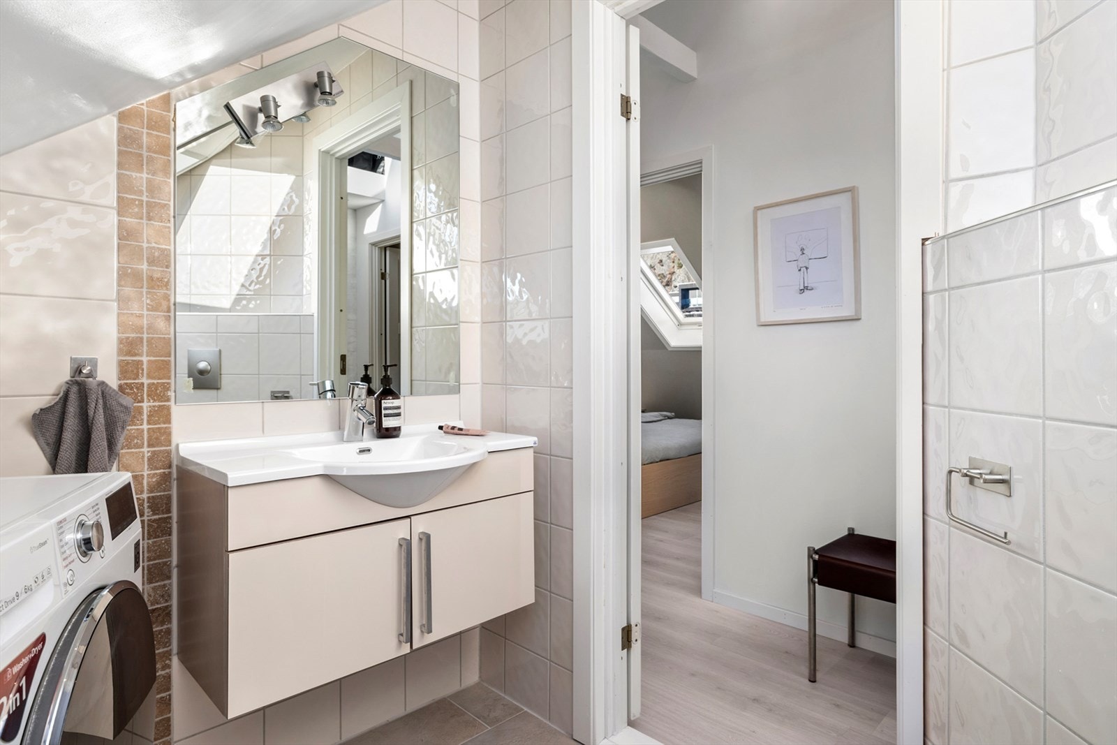 I denne etasjene er det wc kombinert med vaskerom. Her er det salvsagt opplegg for vaskemaskin og tørketrommel. Galleribilde