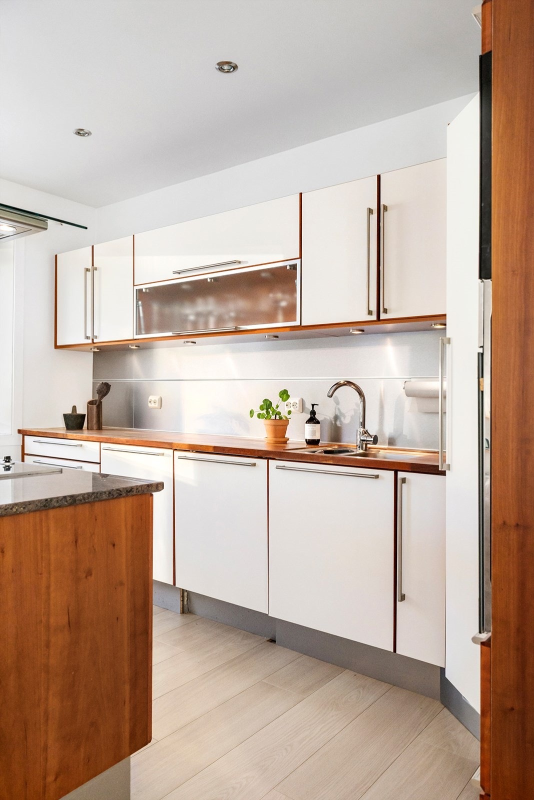 Det er bra
med lagringsplass til det man måtte ha av kjøkkenutstyr i skap og skuffer, og den gode benkeplassen lar hobbykokken utfolde seg. Galleribilde